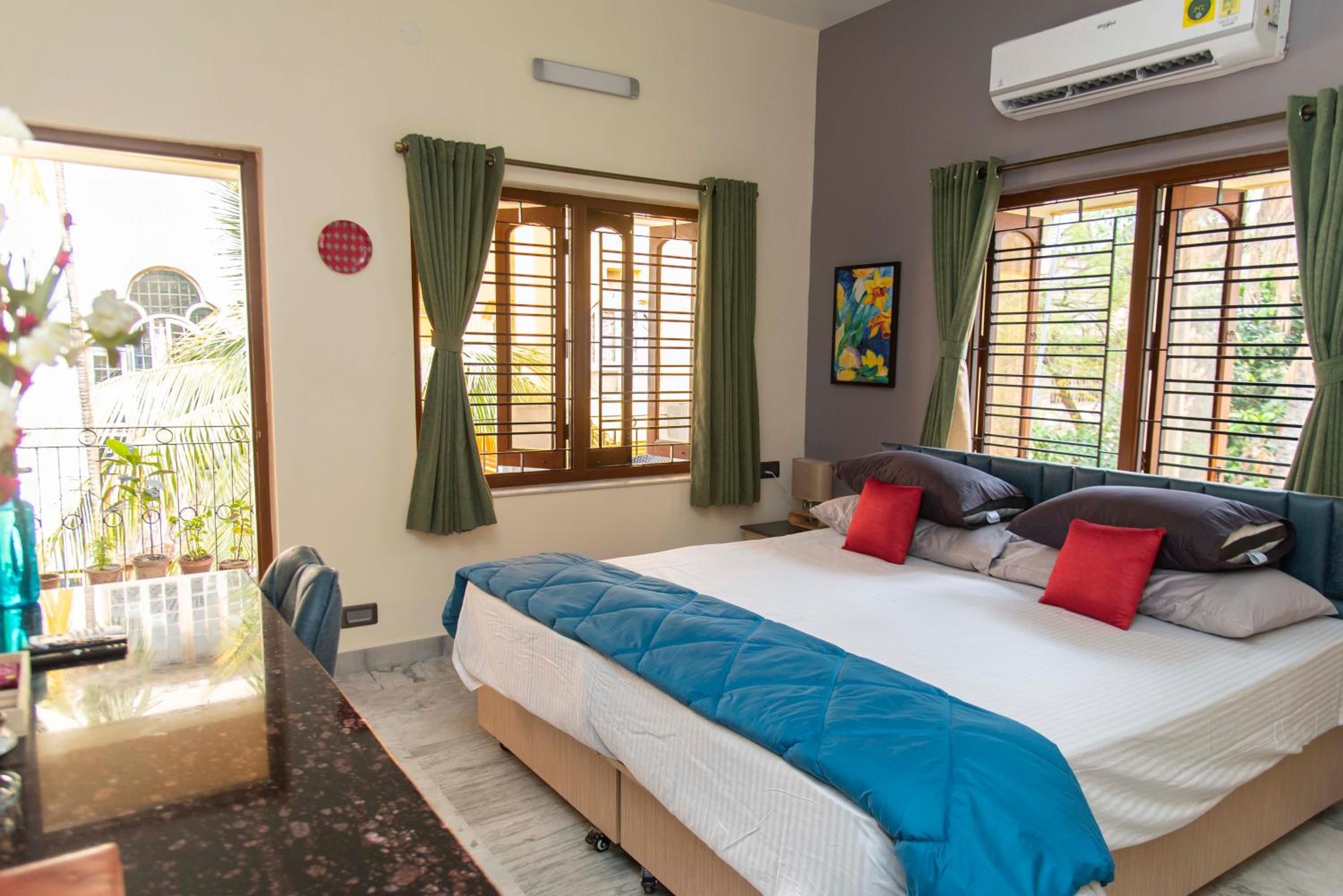 Deluxe Double Room with Balcony - Photo 16