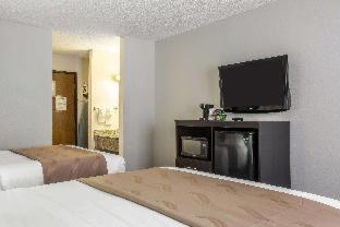 Queen Room with Two Queen Beds - Non-Smoking - Photo 2