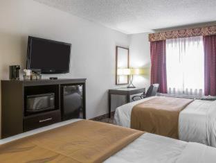 Queen Room with Two Queen Beds - Non-Smoking - Photo 3