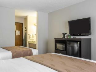 Queen Room with Two Queen Beds - Non-Smoking - Photo 4