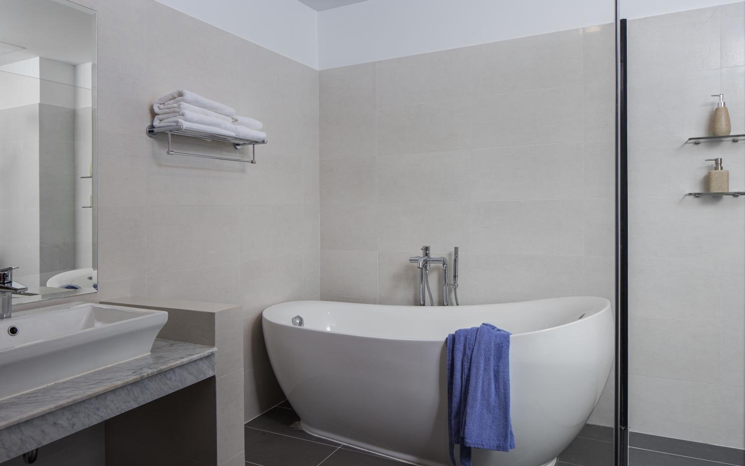 Junior Suite with Balcony - Photo 8