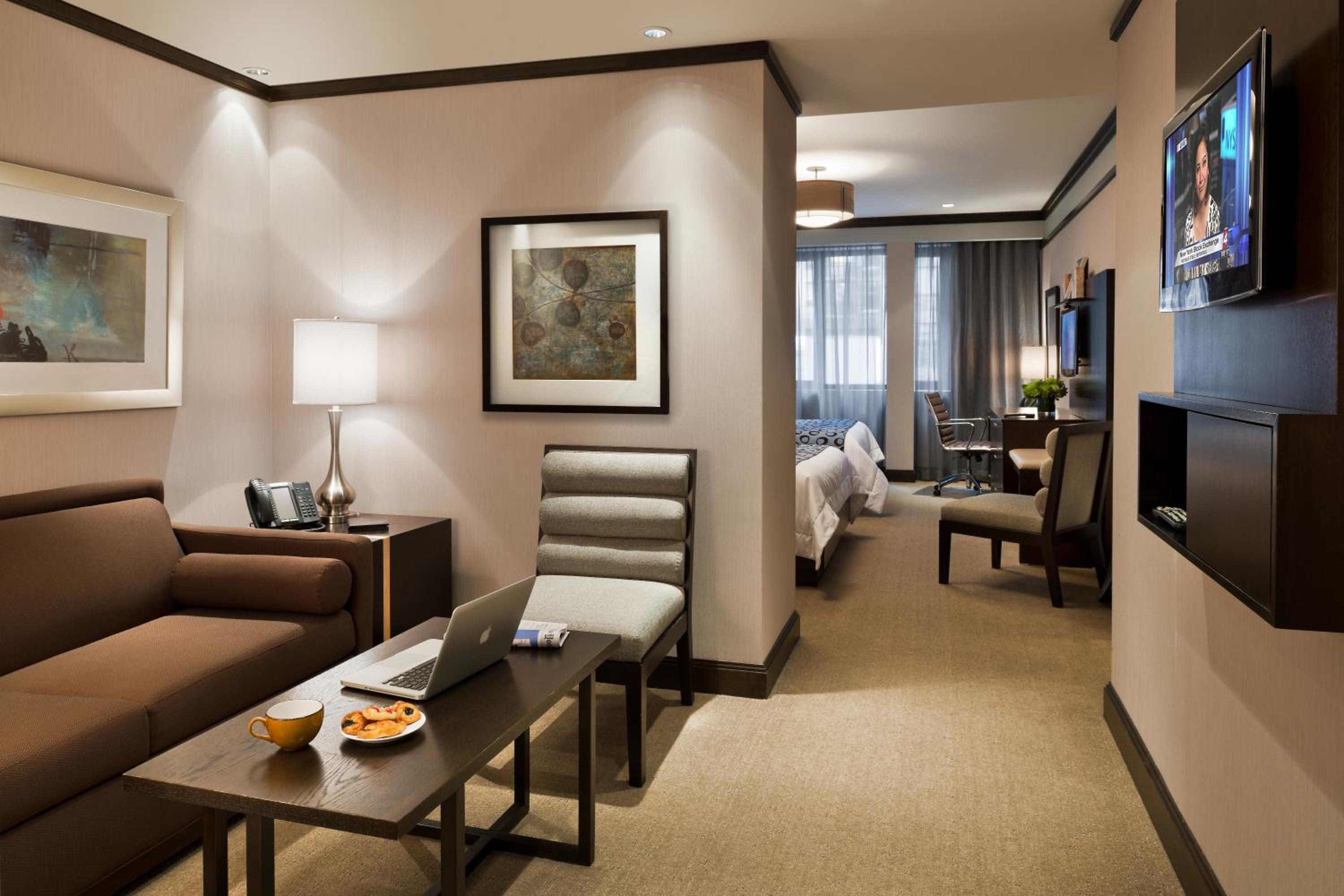 Deluxe Queen Suite
