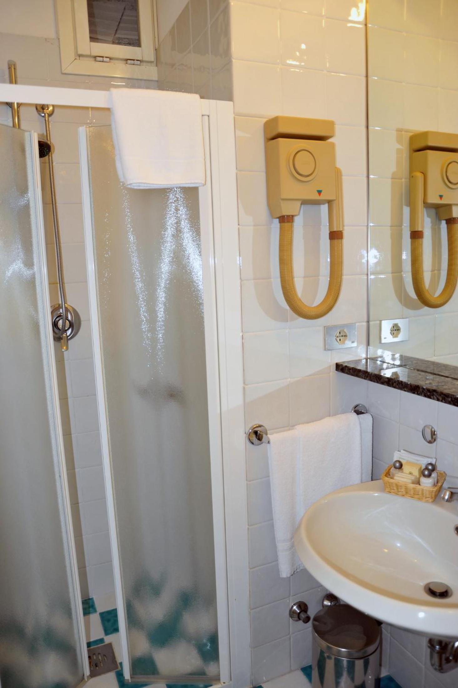 Double or Twin Room with Balcony and Lateral Sea View