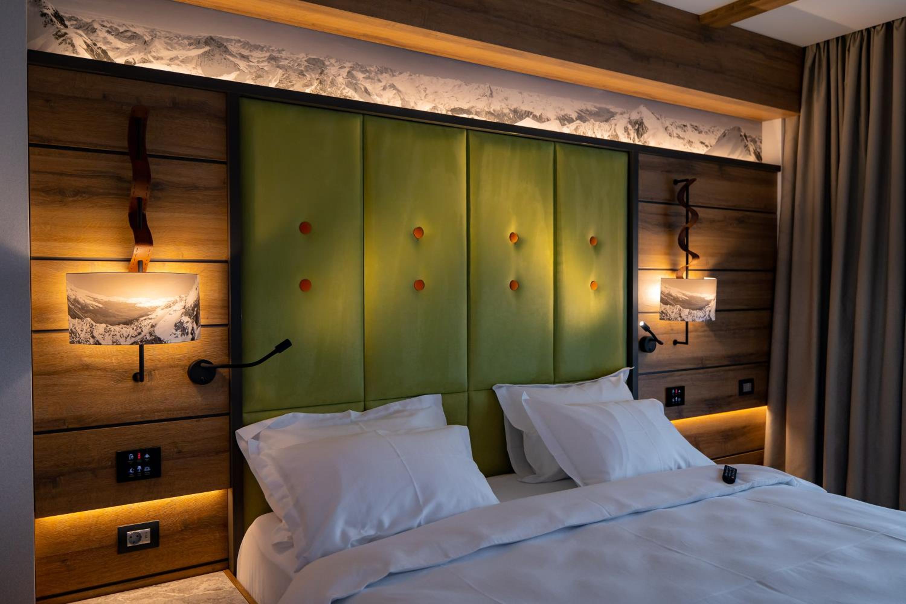 Deluxe Double Room with Side Mountain View photo 3