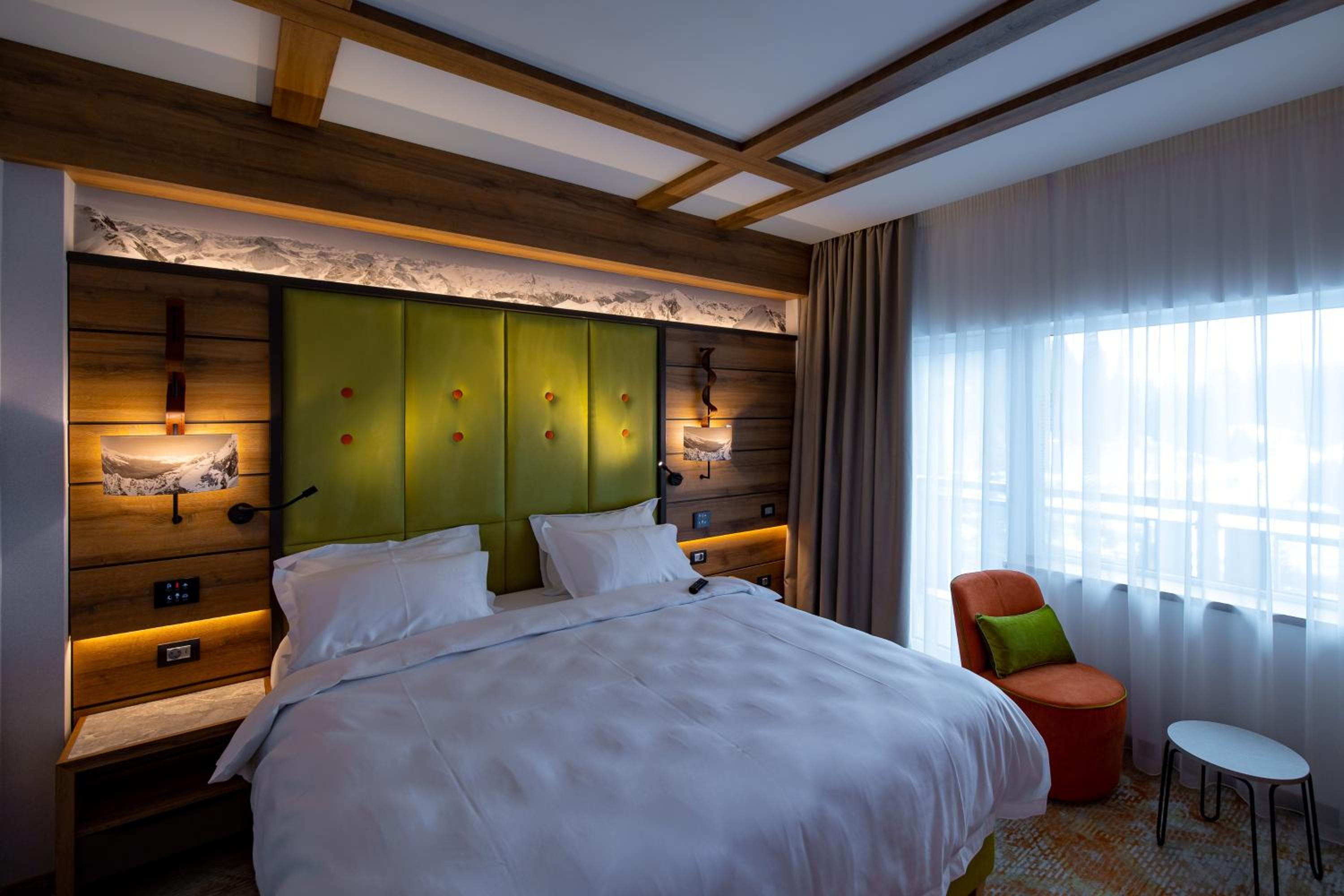 Deluxe Double Room with Side Mountain View photo 2