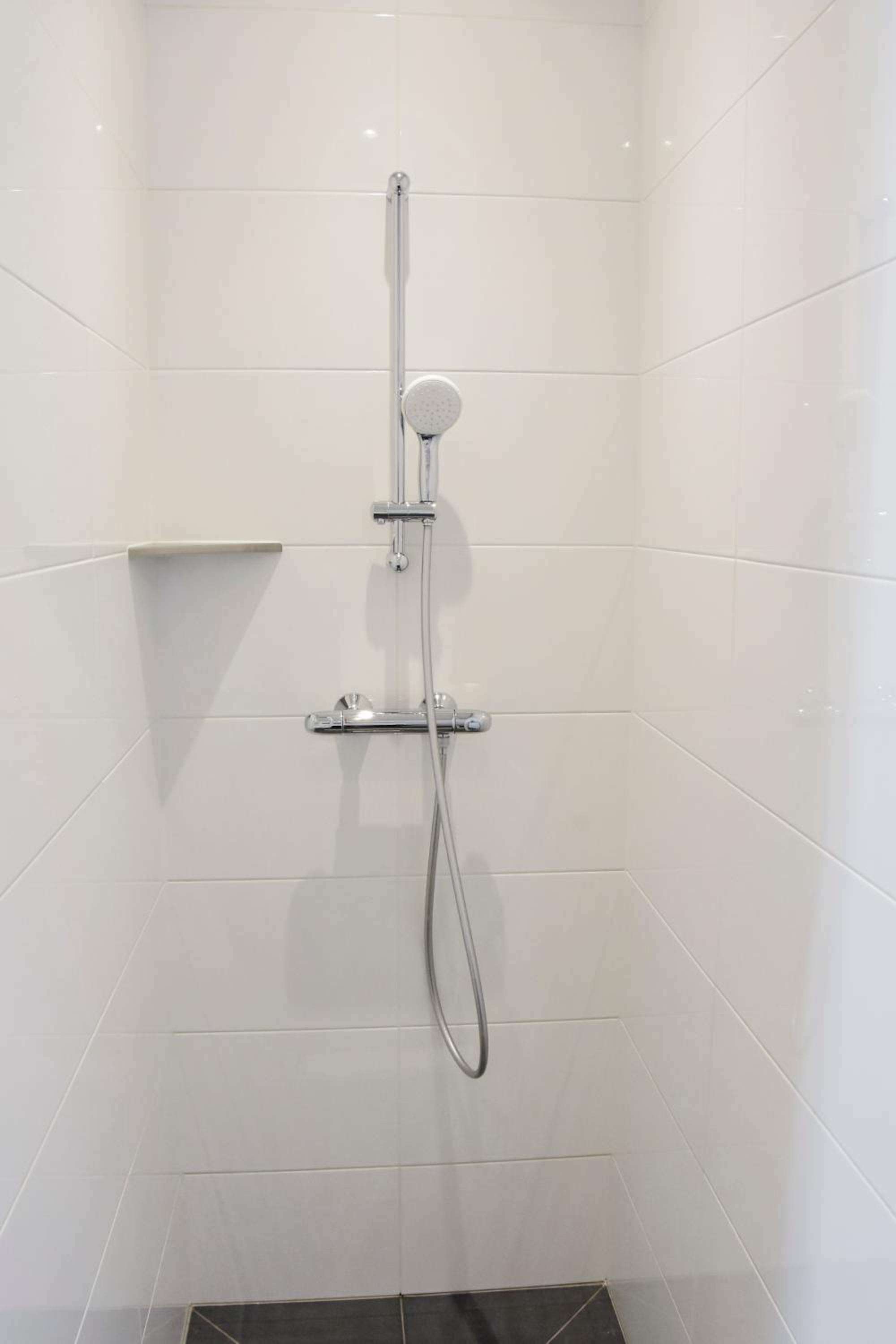 Budget Single Room with private bathroom in the hallway thumbnail 6