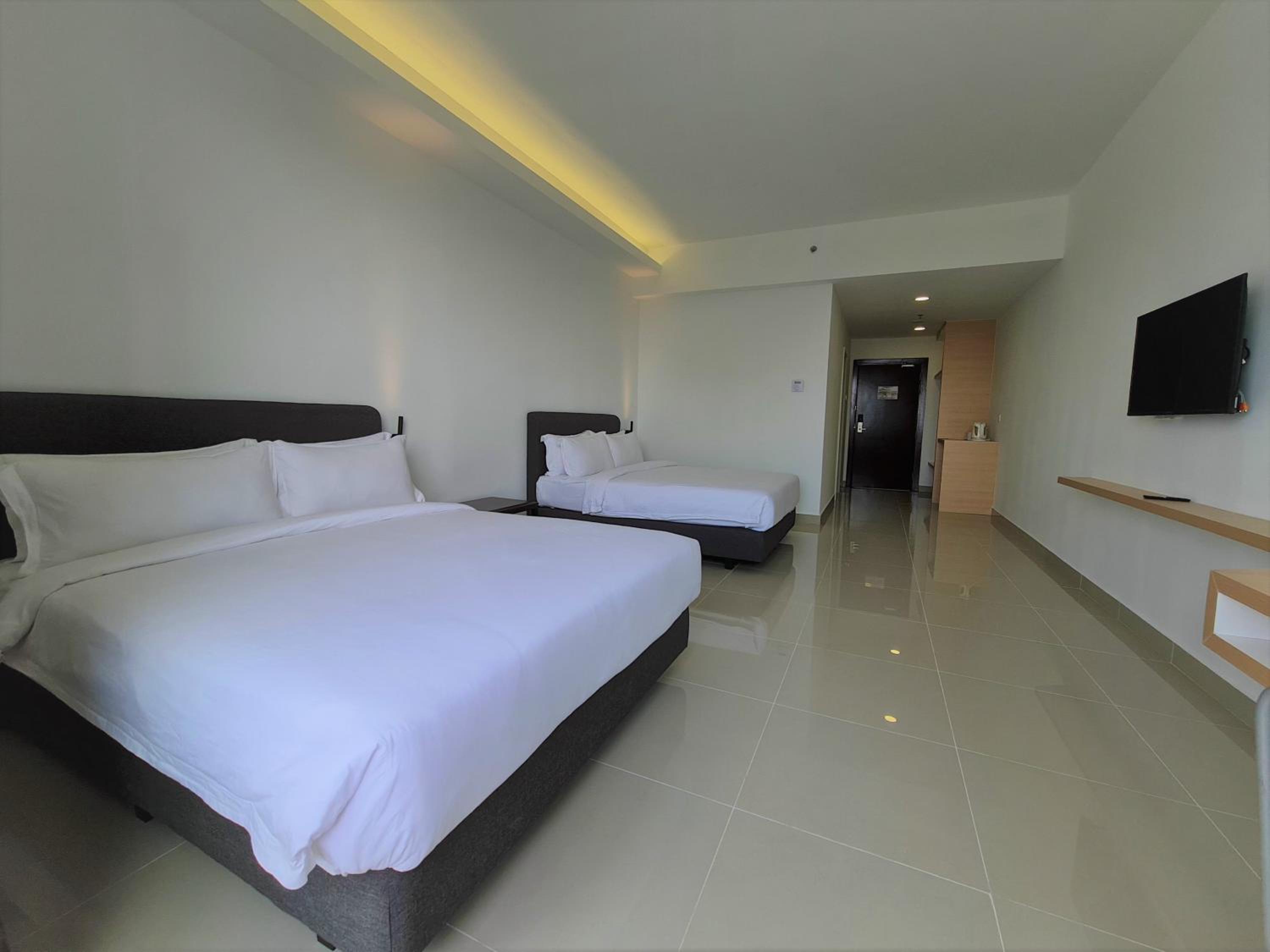 Superior Family Room - Photo 3