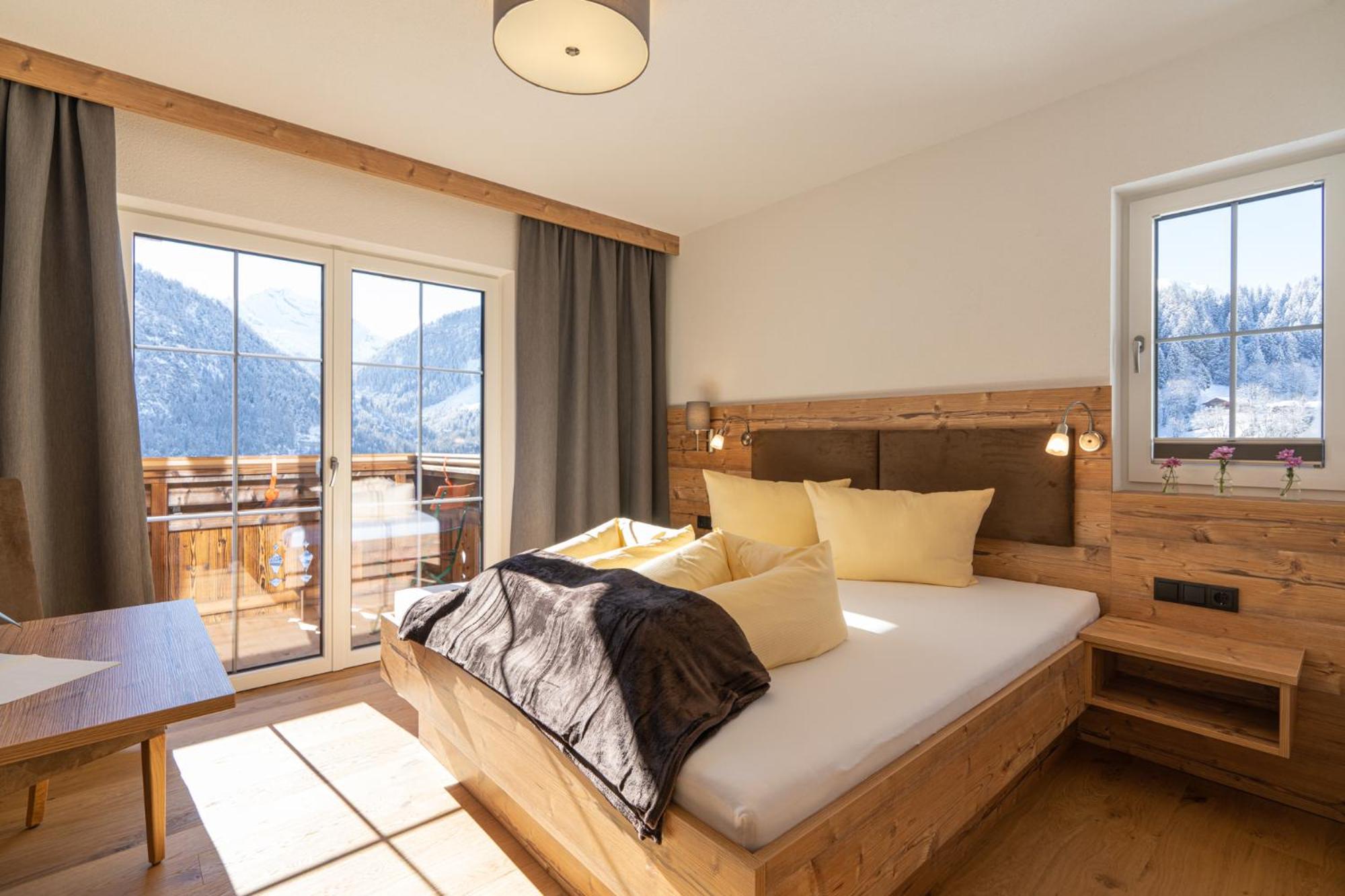 Double Room with Balcony - Photo 3