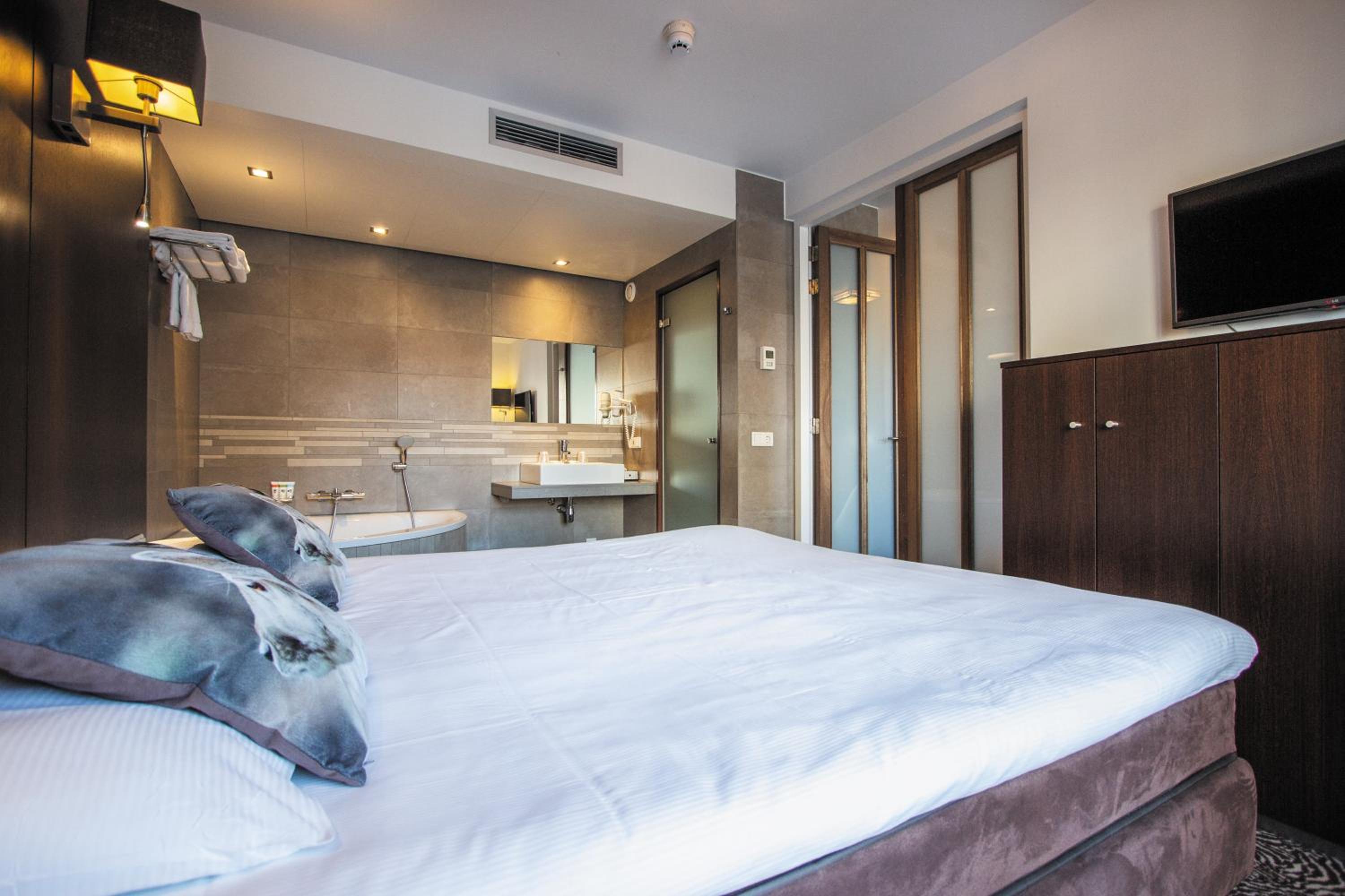 1 Bedroom Apartment - 1 King Bed 2 Single Beds - Photo 1