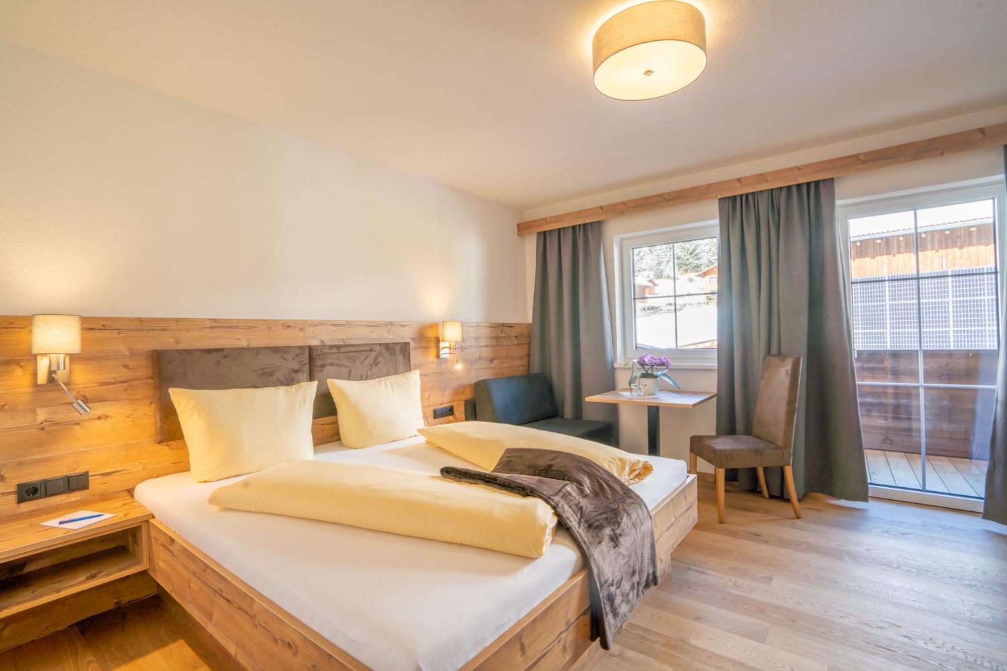 Double Room with Balcony - Photo 2