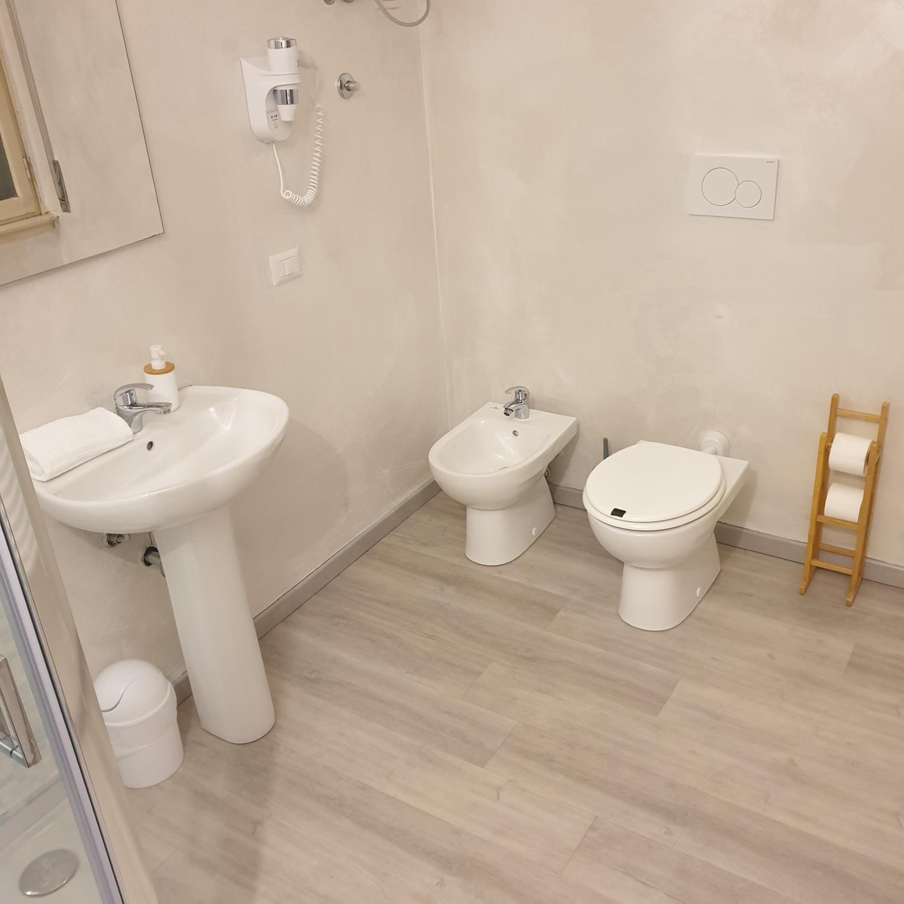 Deluxe King Room - Photo 3