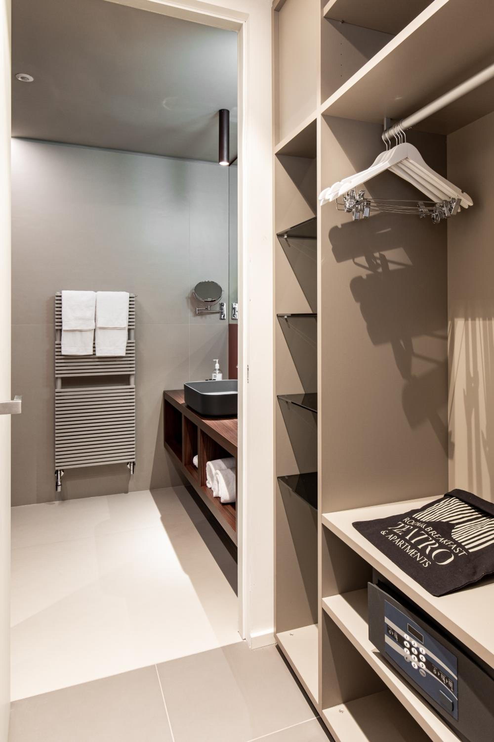 Triple Room with Balcony - Photo 11