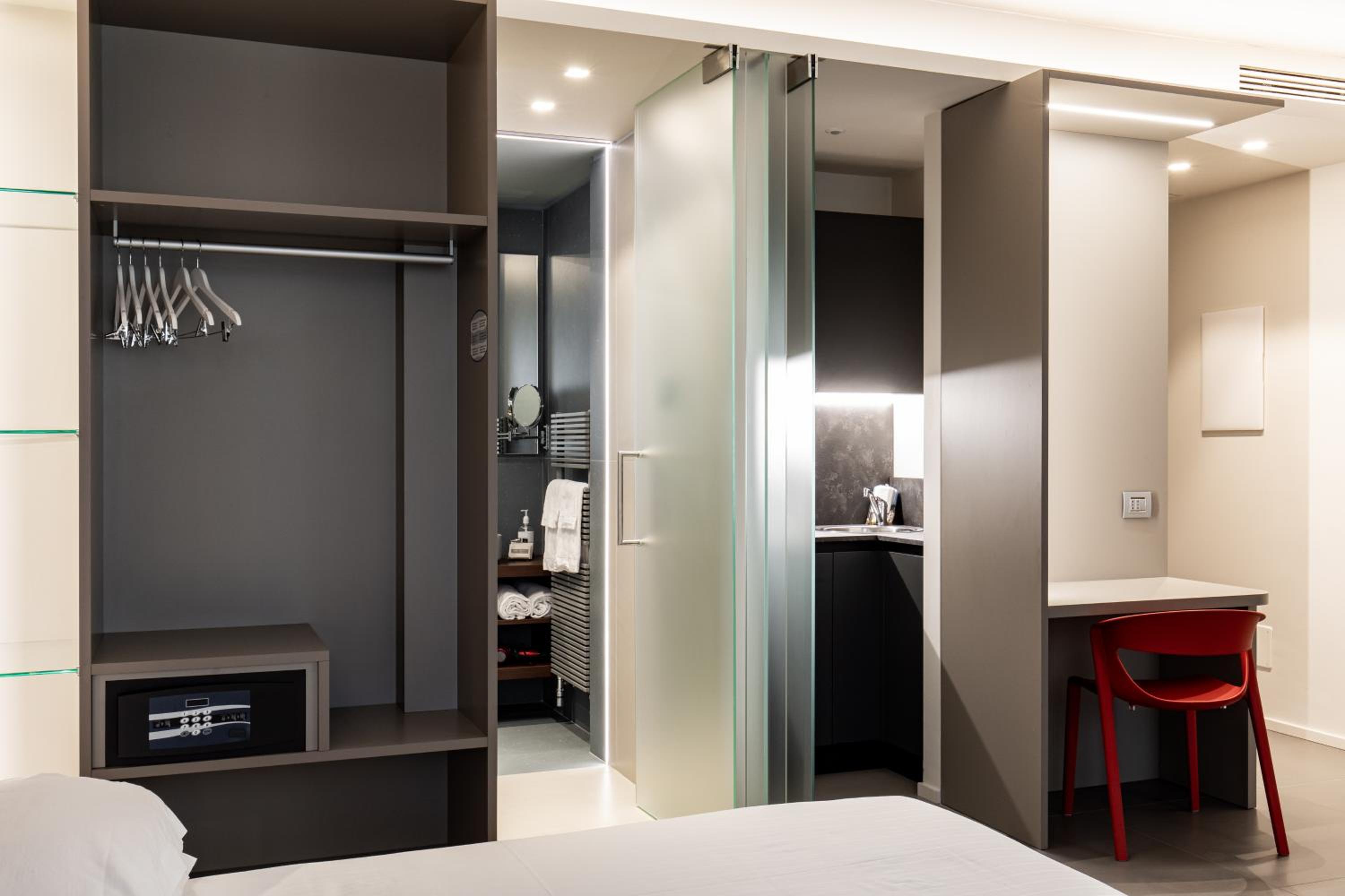 Quadruple Room - Photo 21