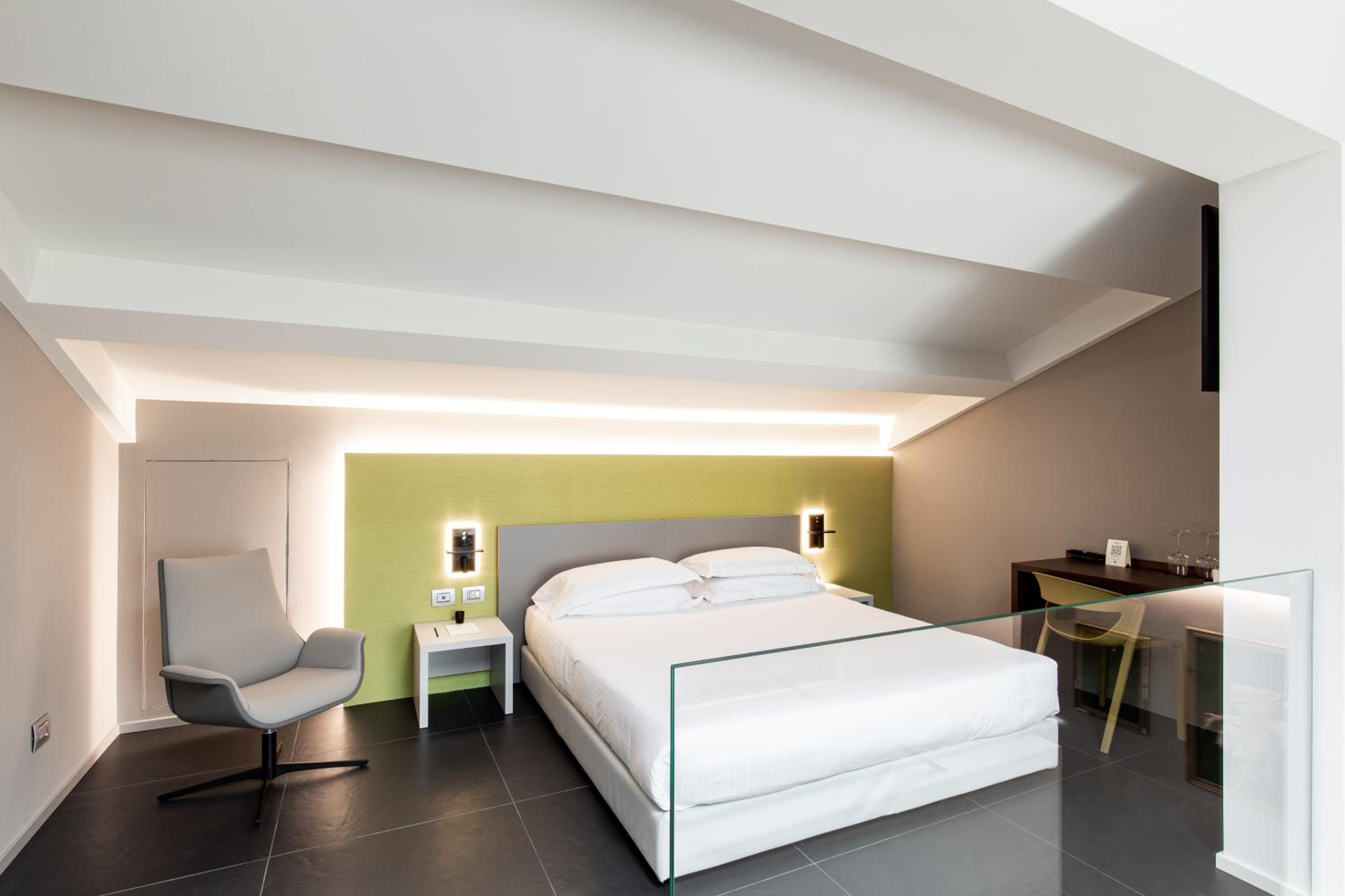Deluxe Double Room with Balcony - Photo 17