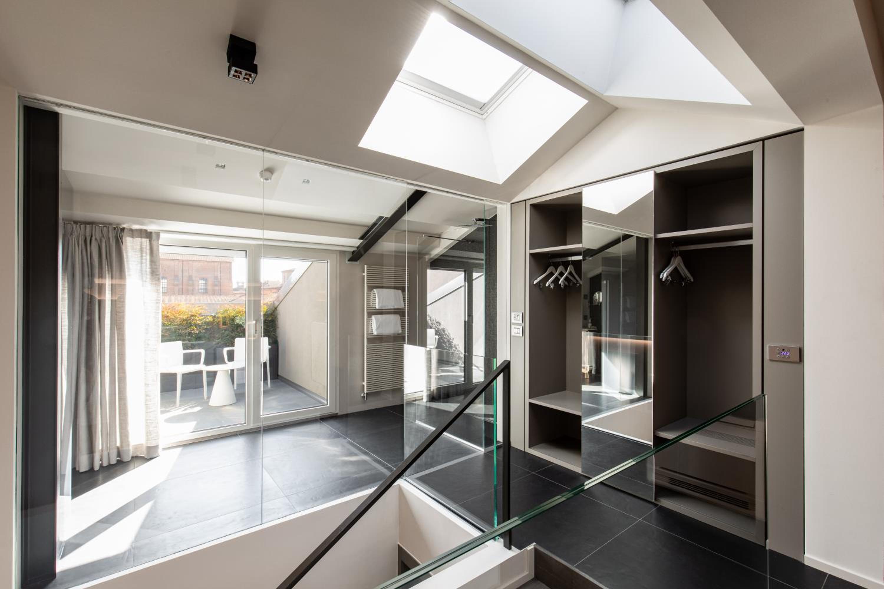 Deluxe Double Room with Balcony - Photo 15
