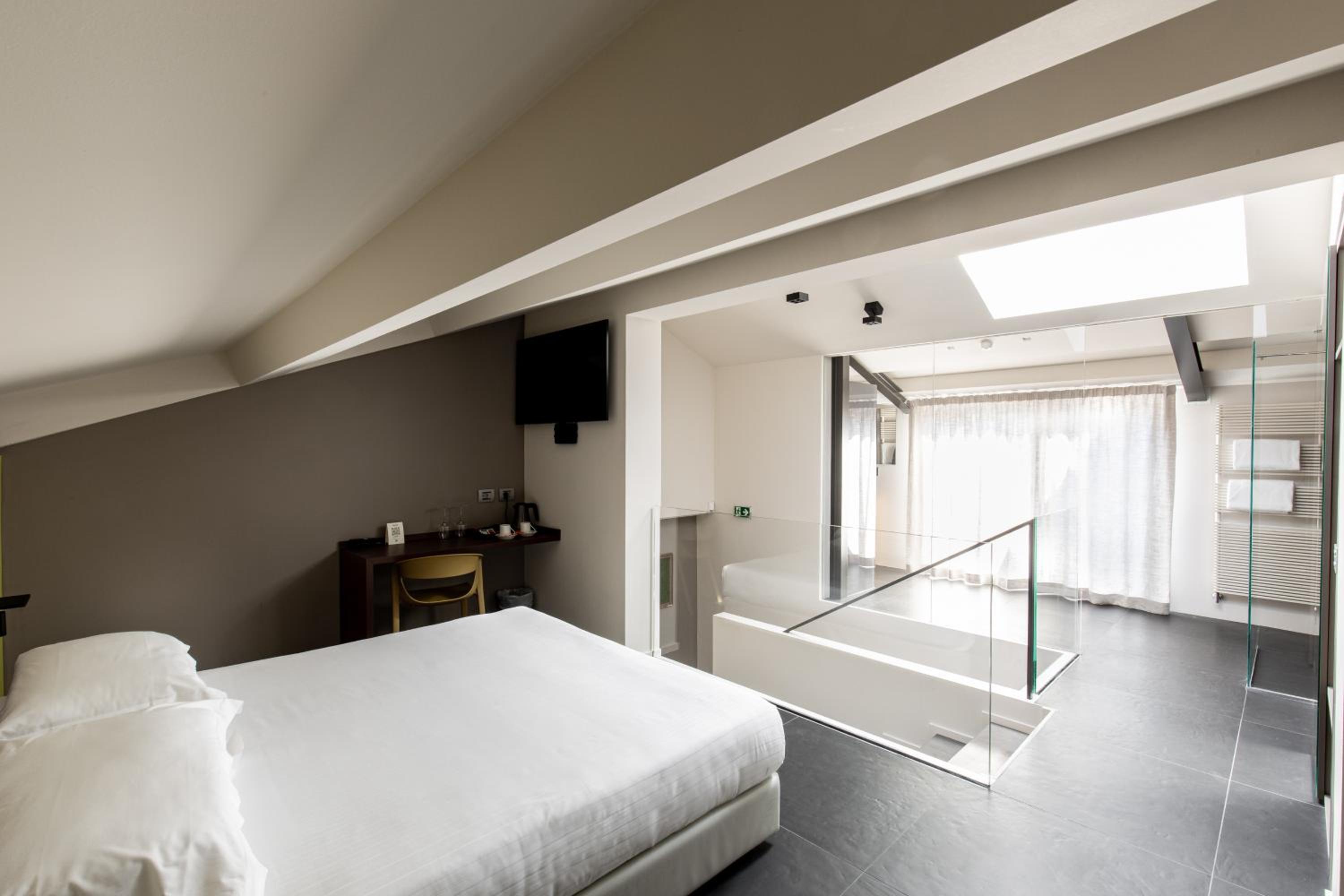 Deluxe Double Room with Balcony - Photo 14