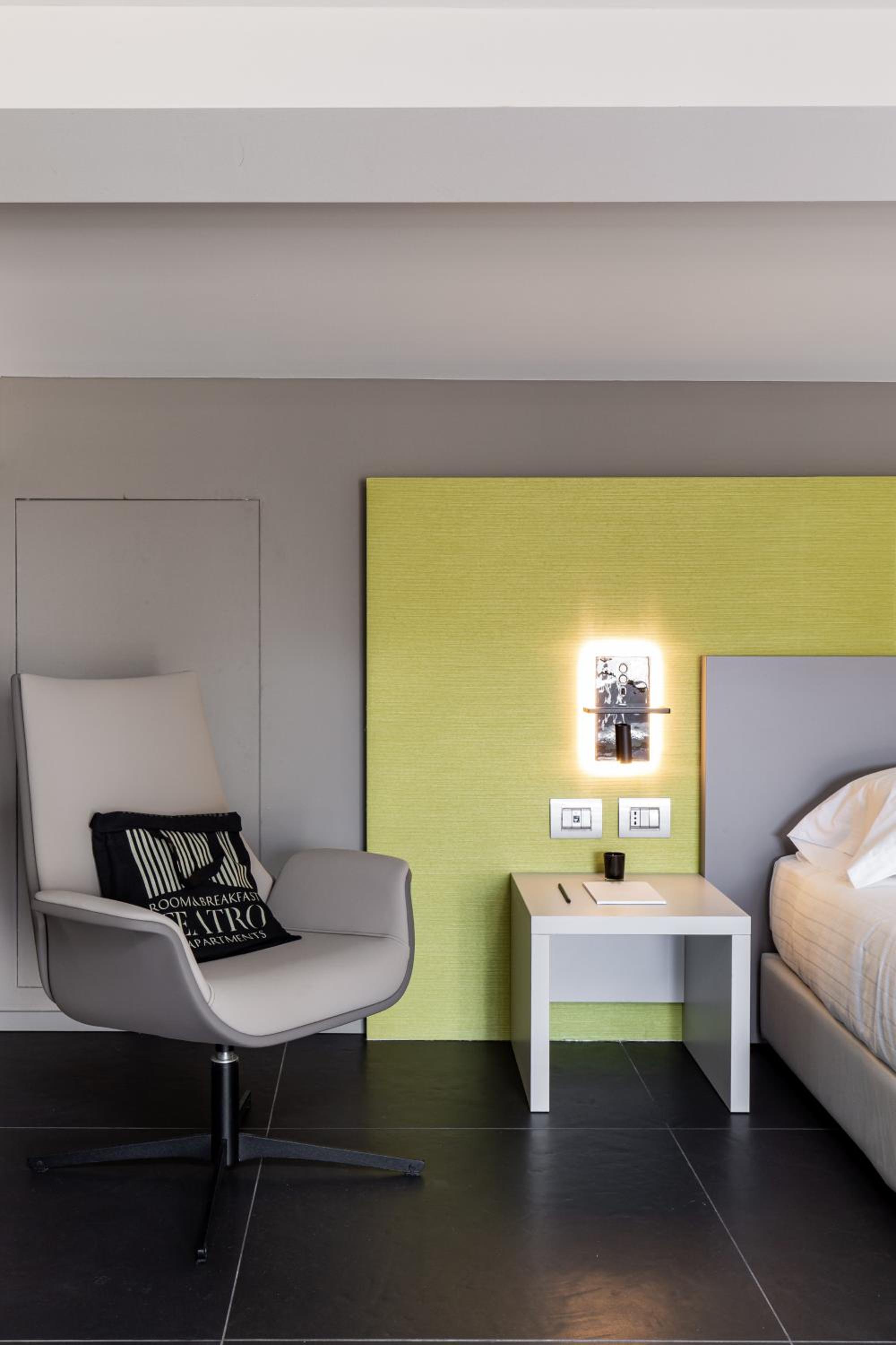 Deluxe Double Room with Balcony - Photo 10