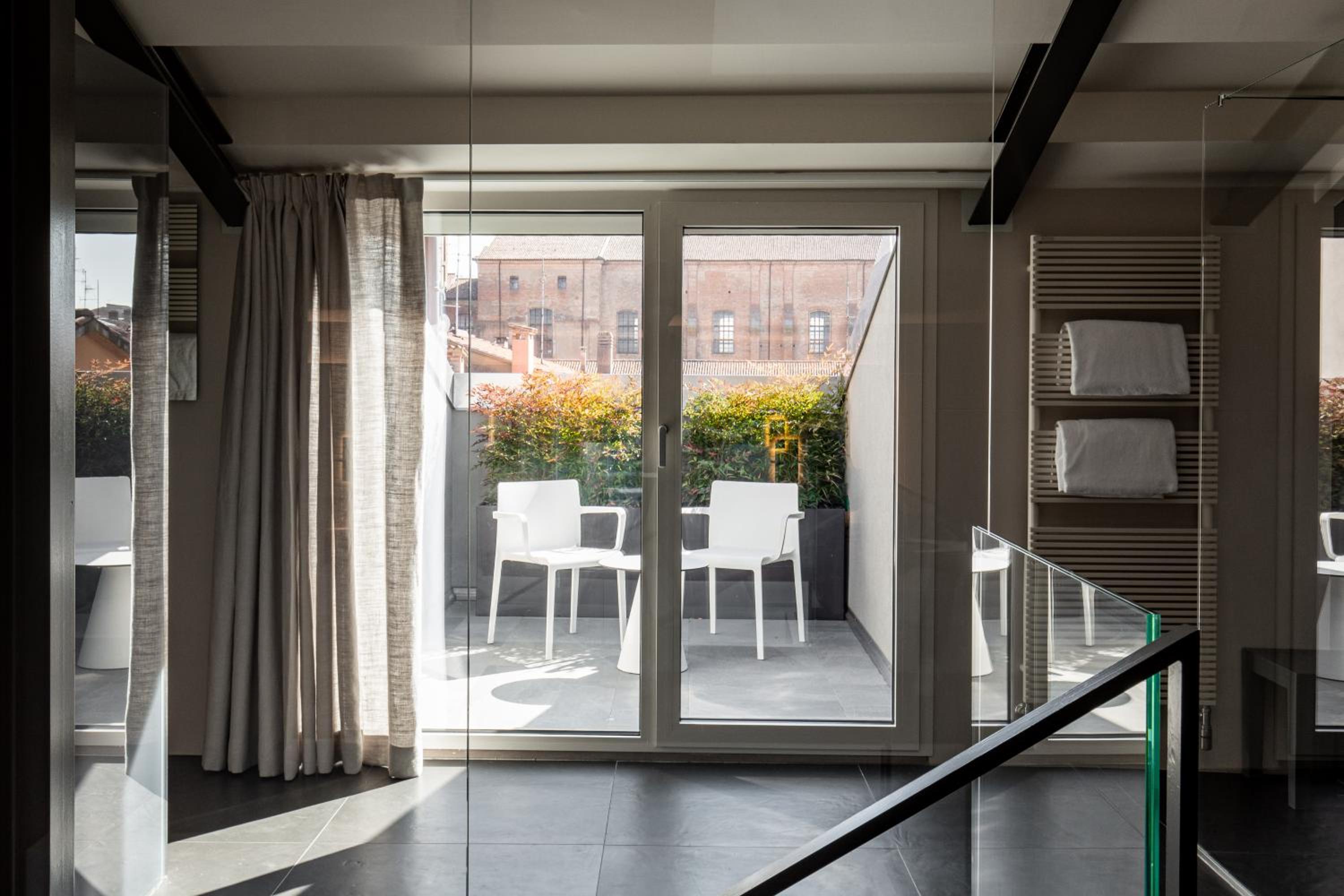 Deluxe Double Room with Balcony - Photo 6