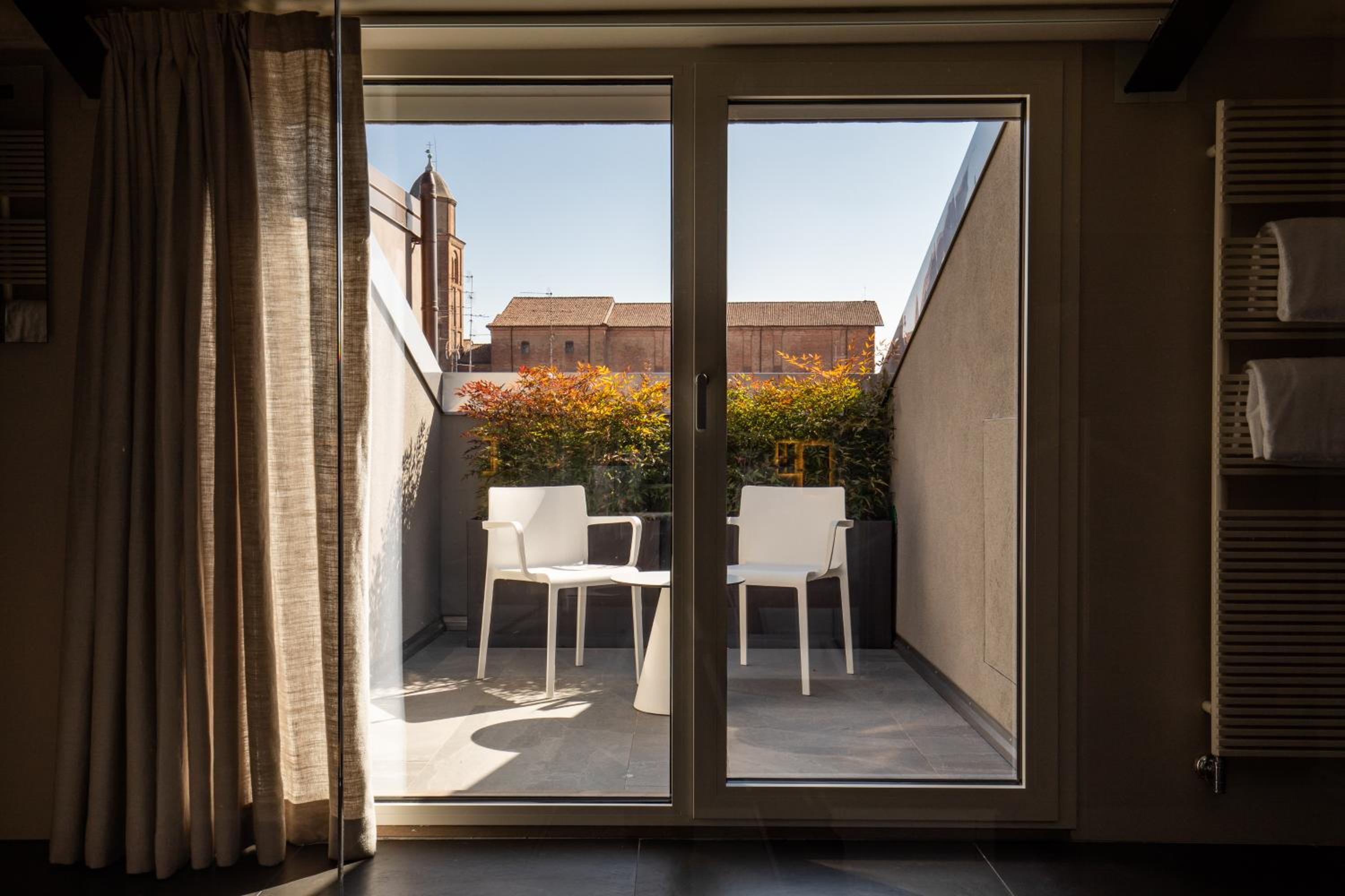 Deluxe Double Room with Balcony - Photo 7