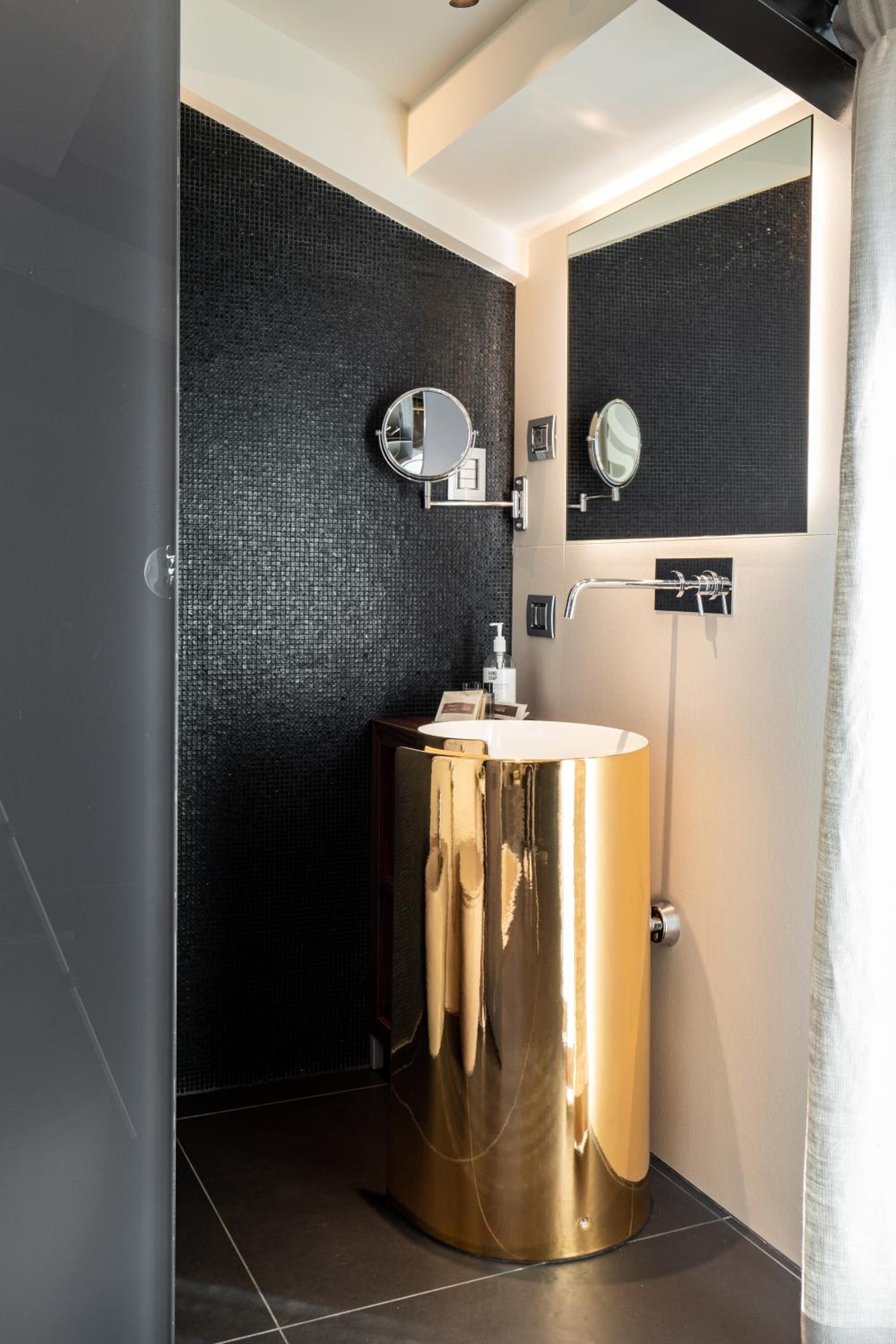 Deluxe Double Room with Balcony - Photo 8