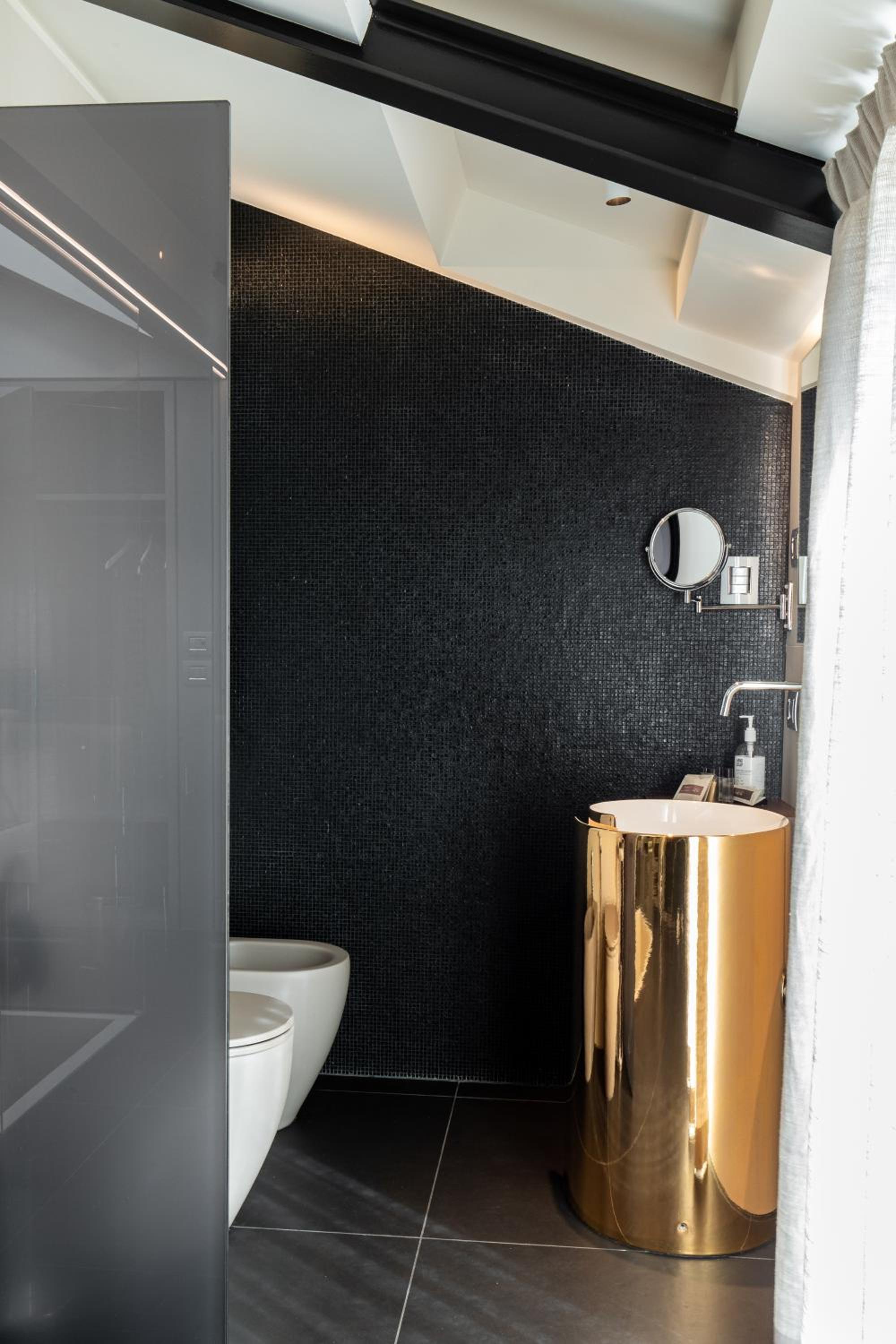 Deluxe Double Room with Balcony - Photo 5