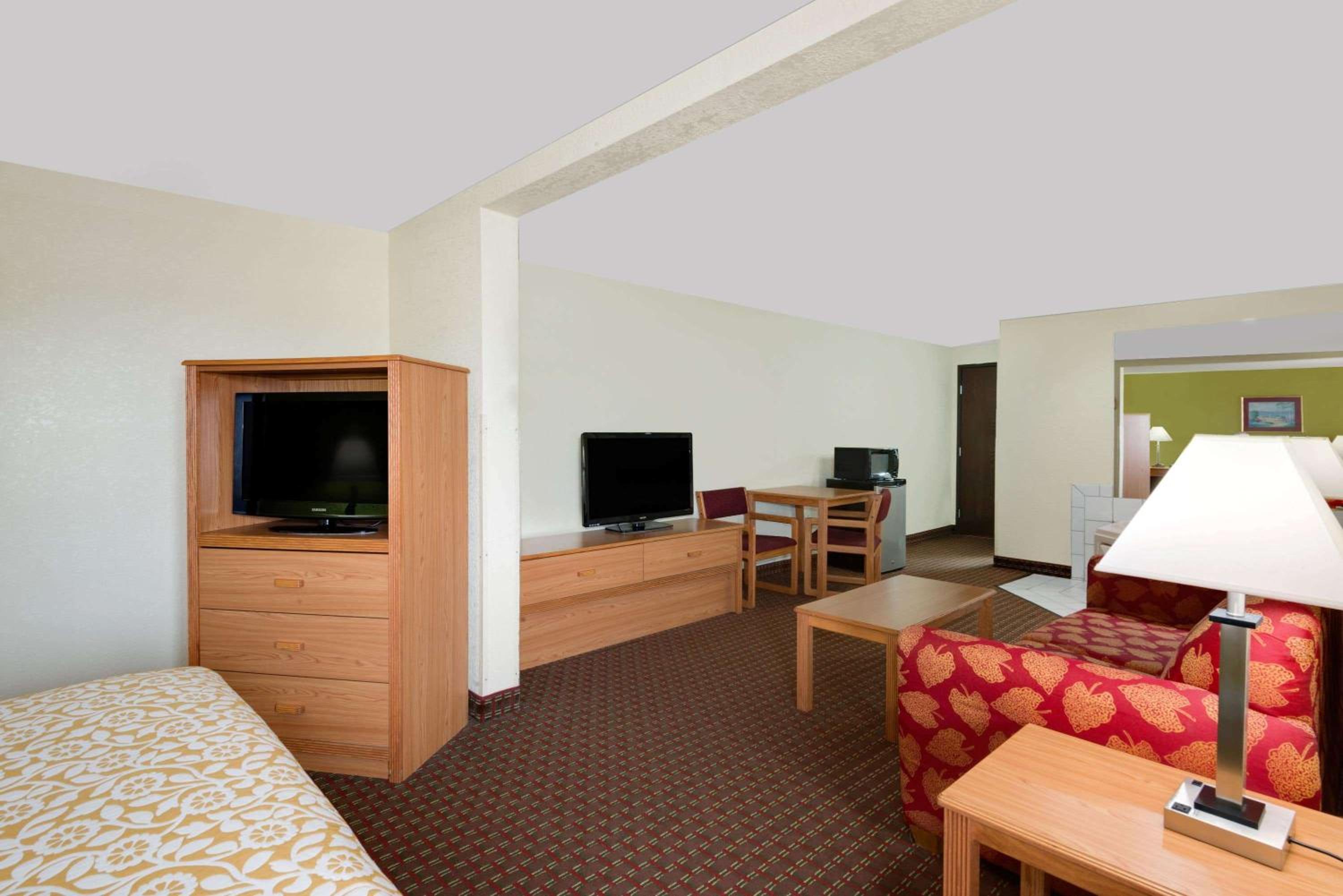 King Studio Suite with Jetted Tub - Non-Smoking - Photo 6