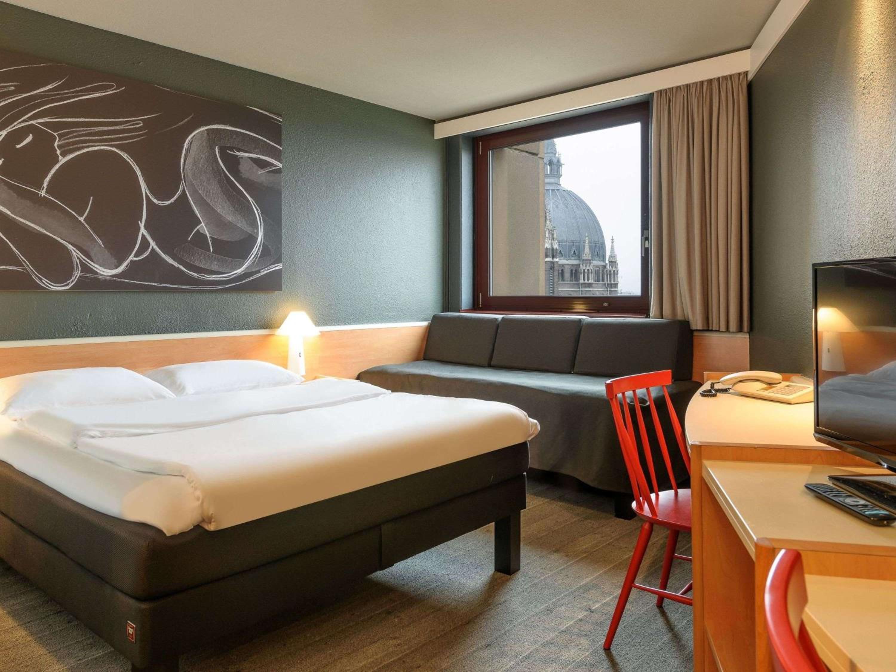 Standard Room with One Double Bed and One Single Bed photo 1