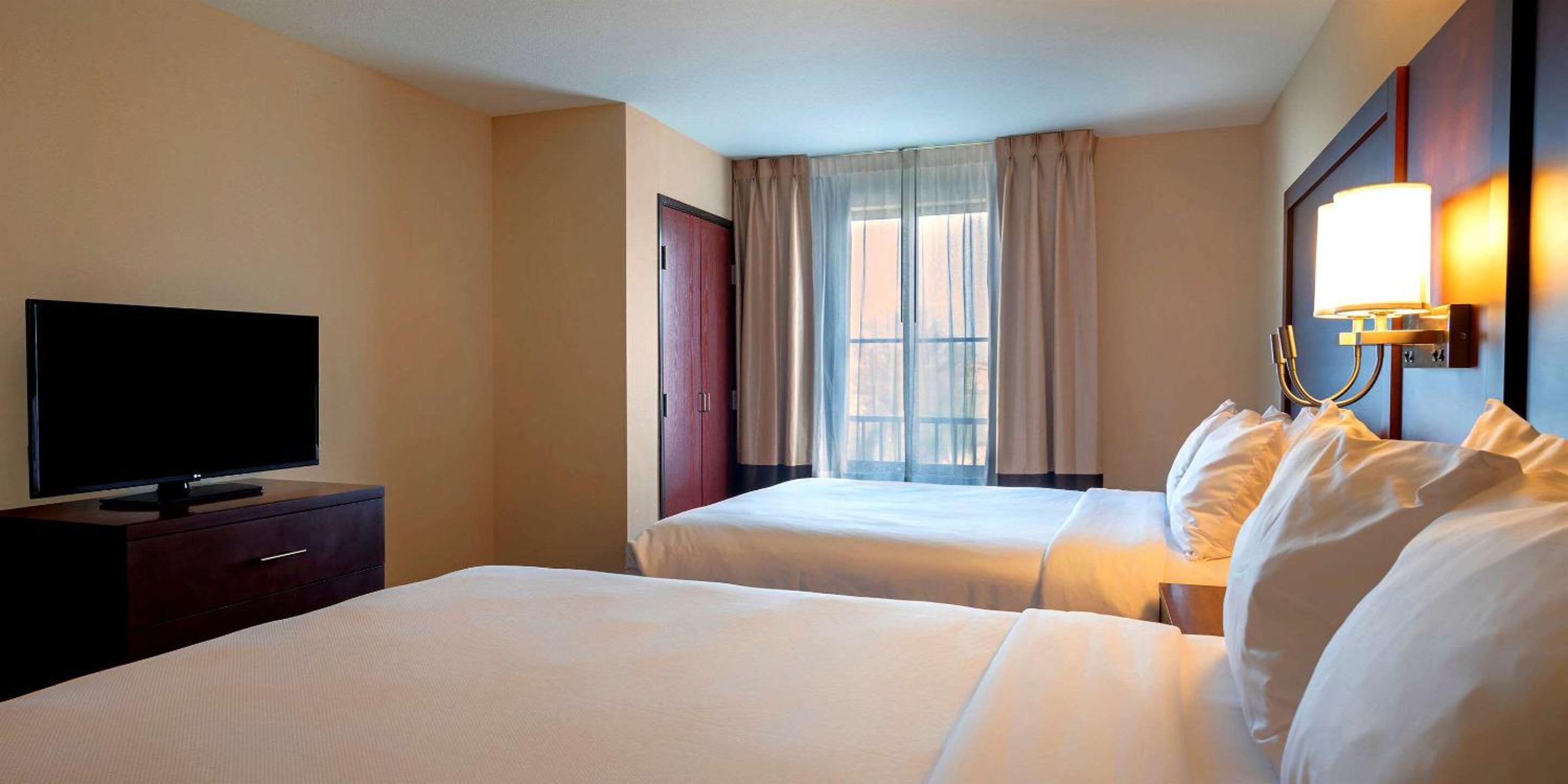 Queen Suite with Two Queen Beds and Sofa Bed - Photo 7