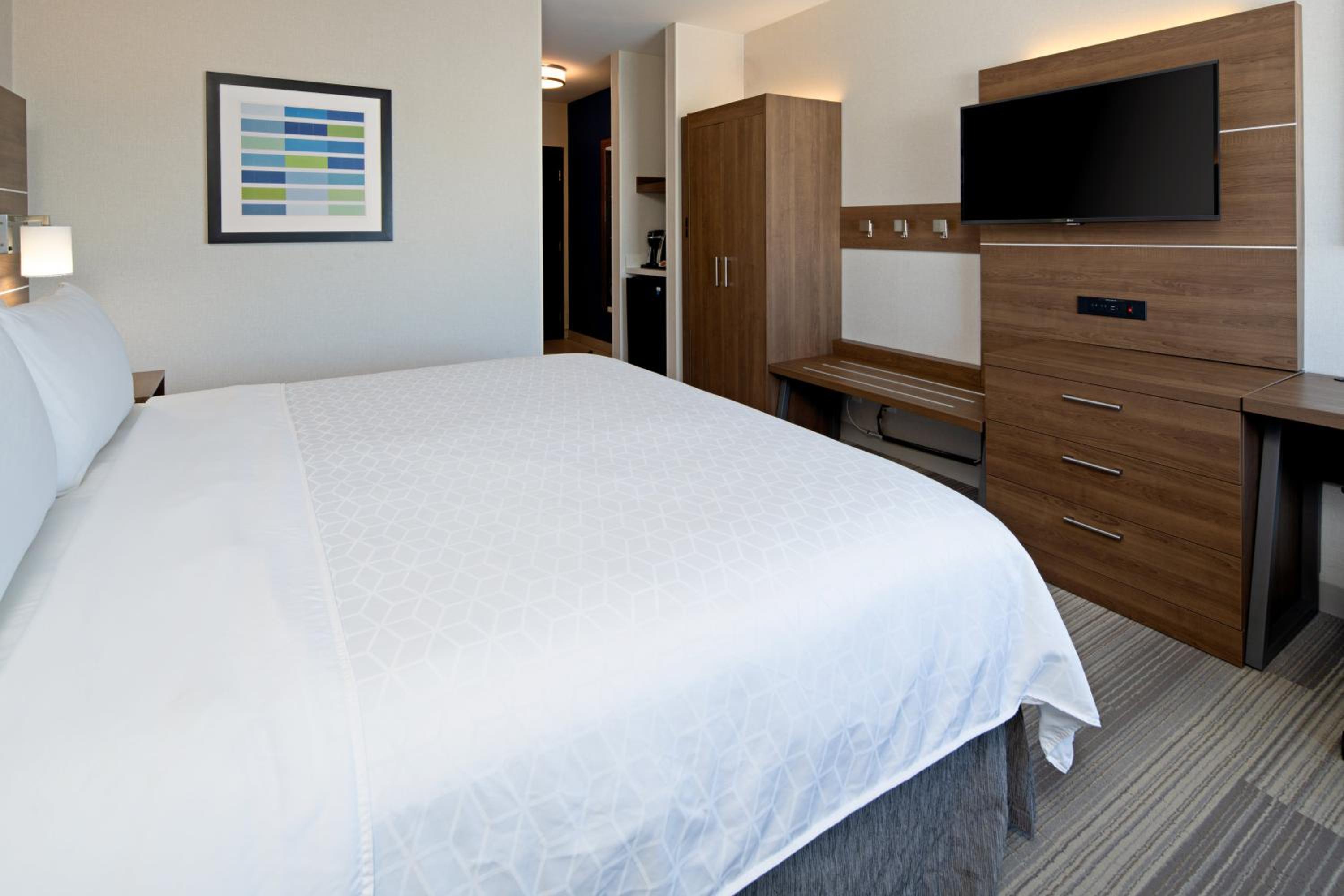 Standard King Room with Mobility Accessible Tub
