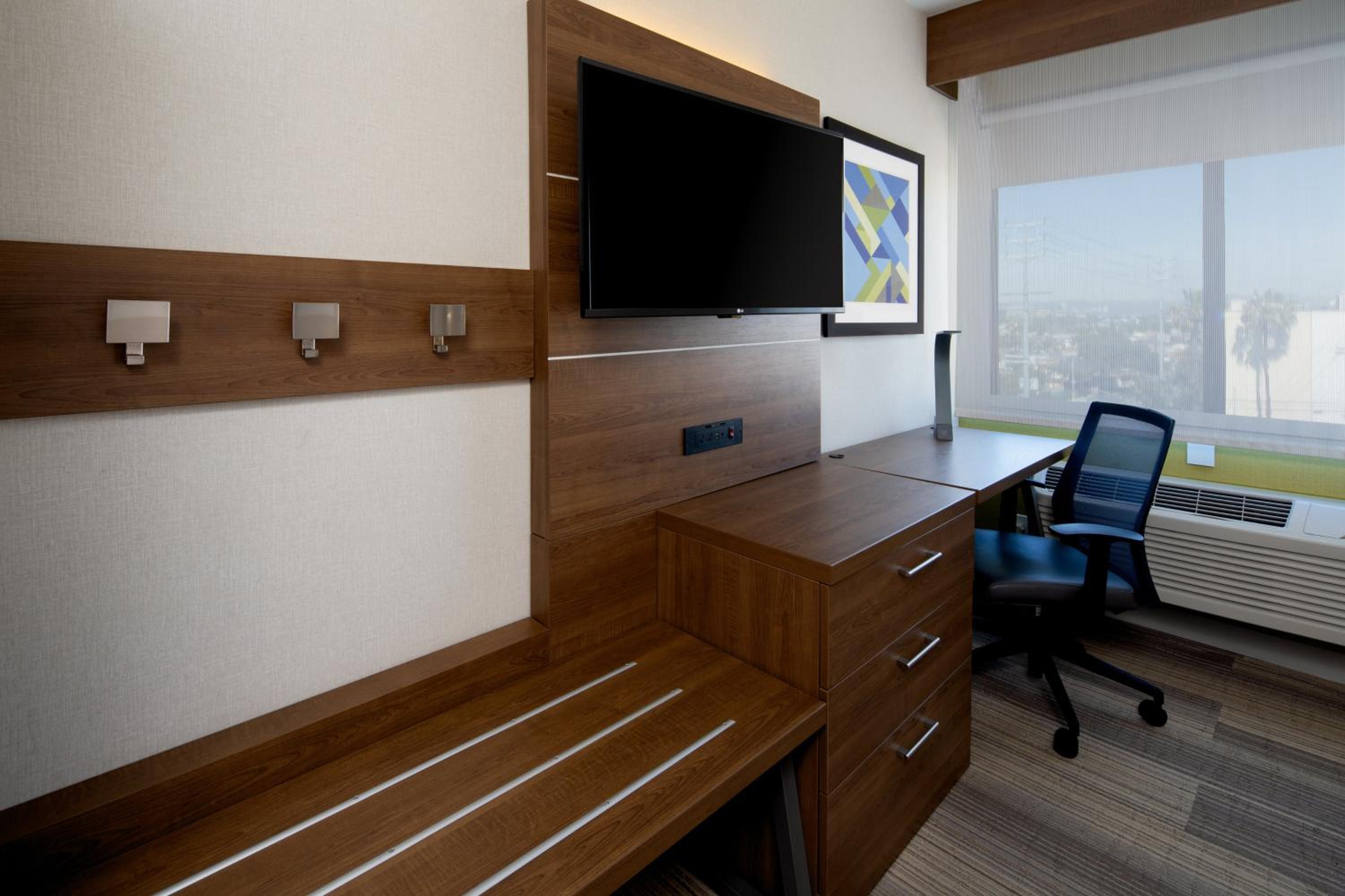 Standard King Room with Mobility Accessible Tub