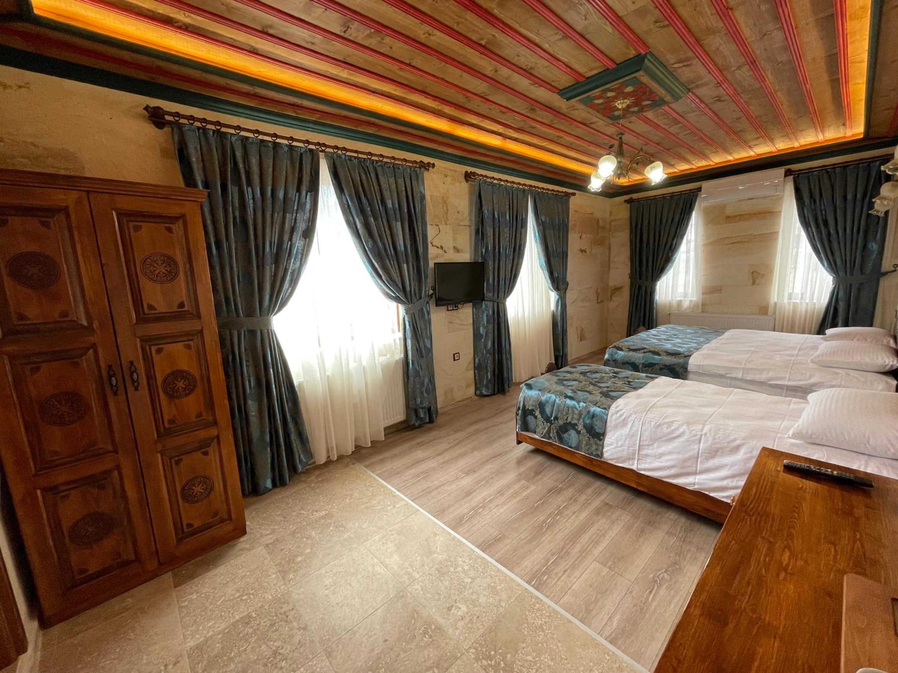 Deluxe Triple Room photo 2