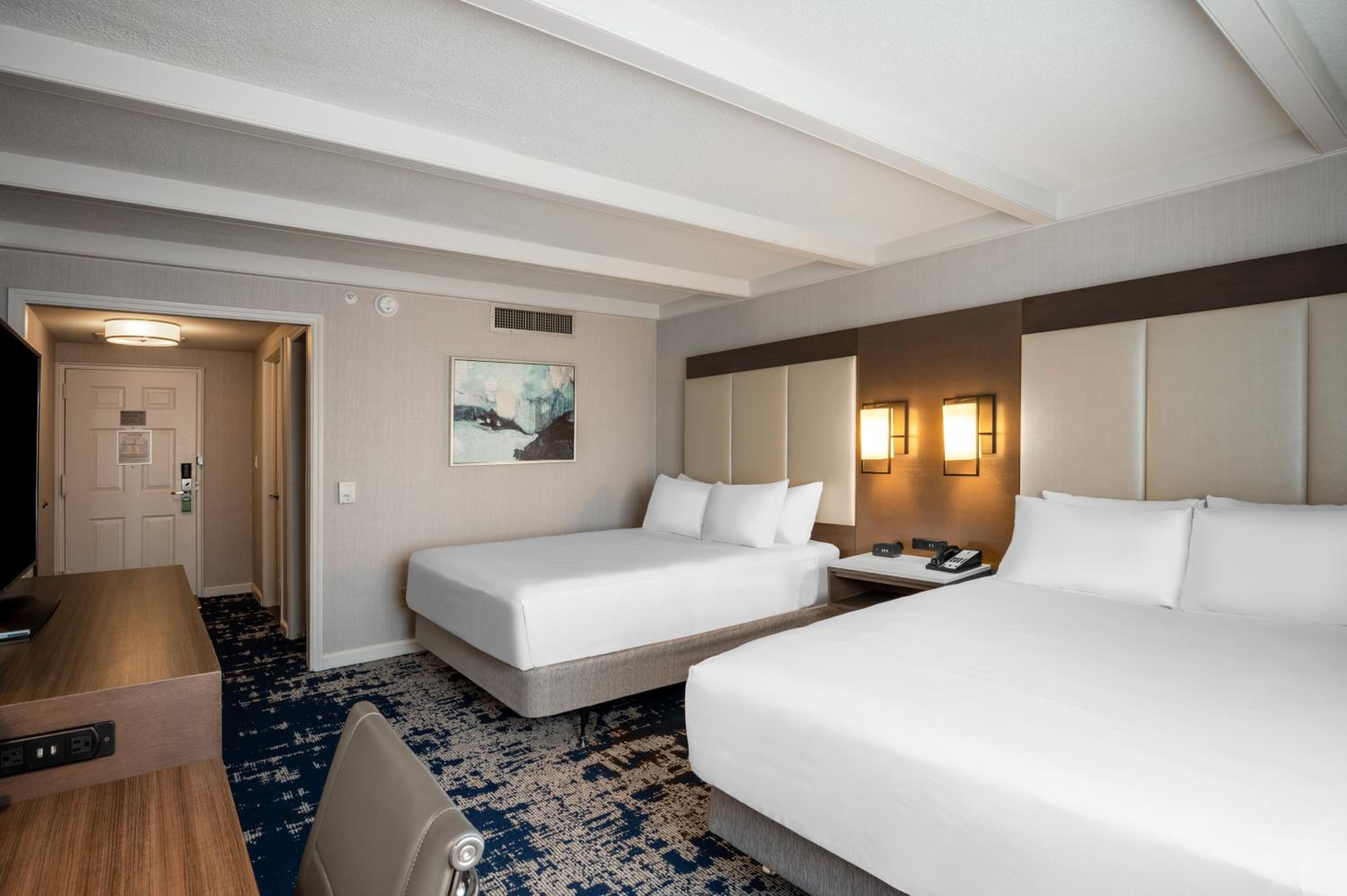 Standard Queen Room with Two Queen Beds and Mobility Accessible Tub - Photo 3