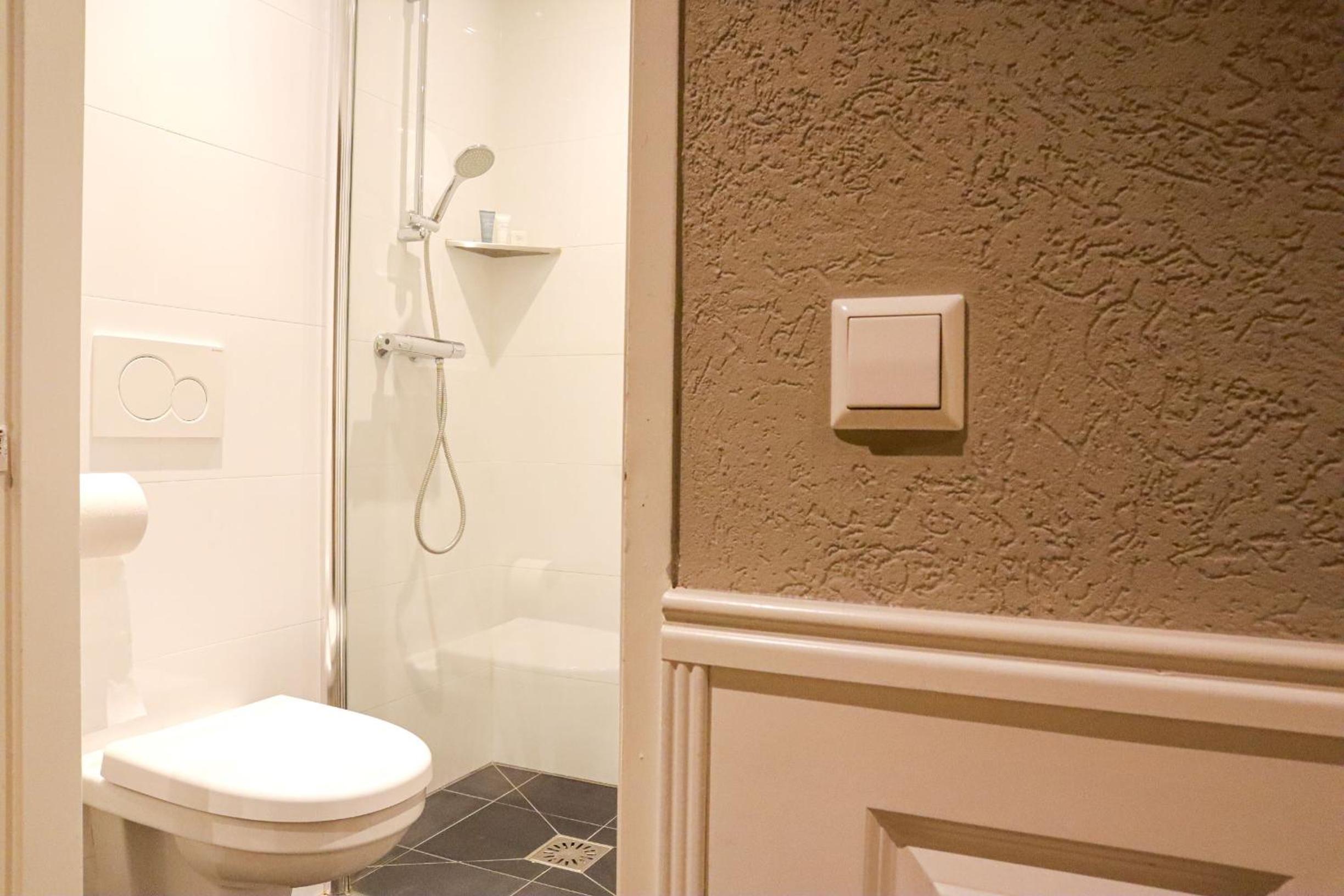 Budget Single Room with private bathroom in the hallway