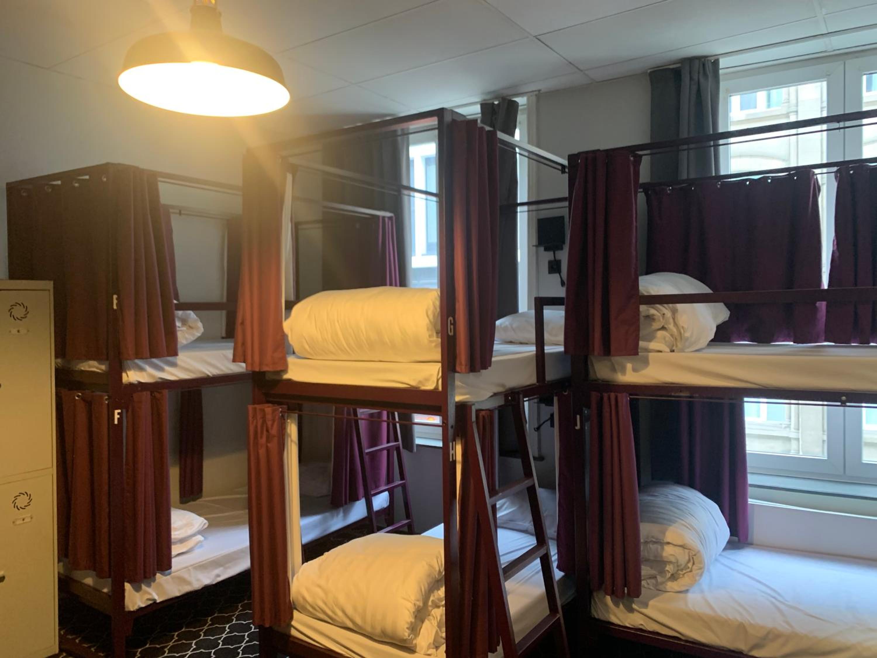 Bed in 10-Bed Mixed Dorm Ensuite photo 2