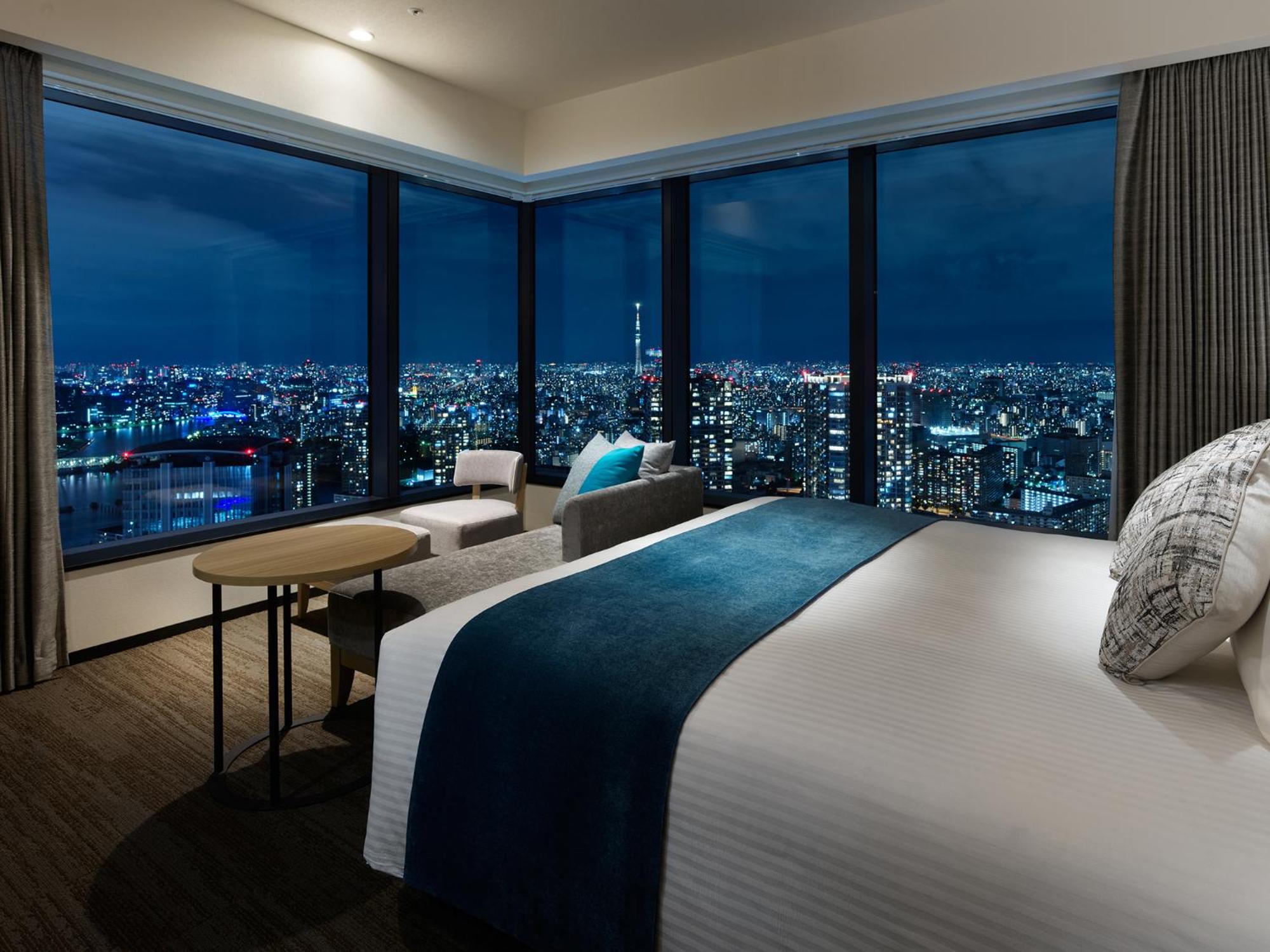 Deluxe Corner King Room with View Bath photo 1