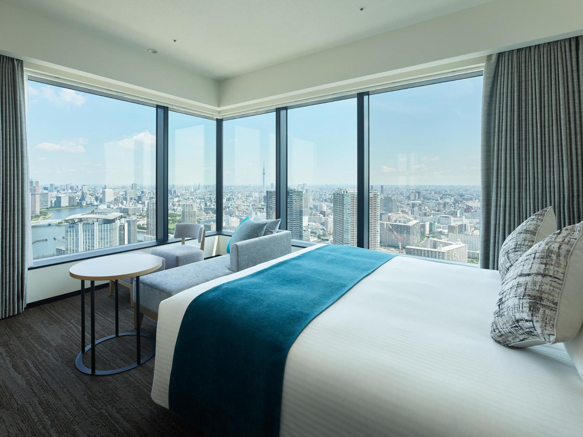 Deluxe Corner King Room with View Bath photo 3