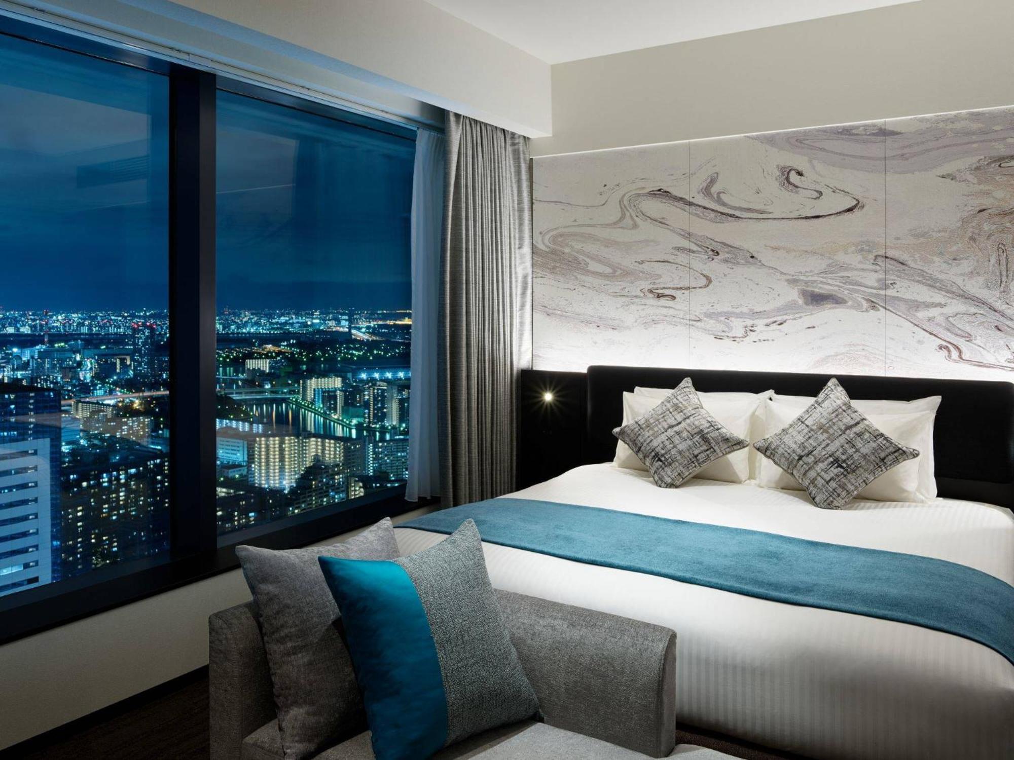 Deluxe Corner King Room with View Bath - Non-Smoking photo 2