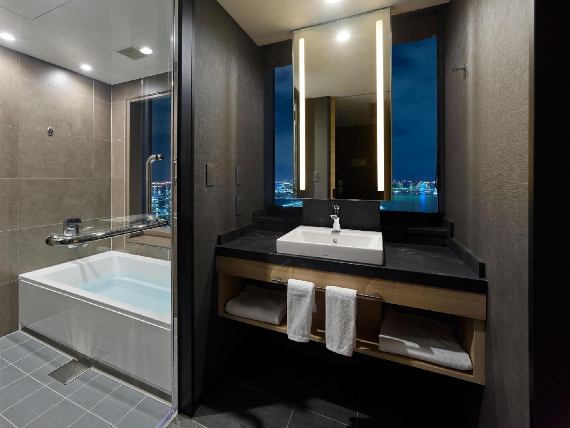 Executive Corner King Room with View Bath - Non-Smoking photo 2