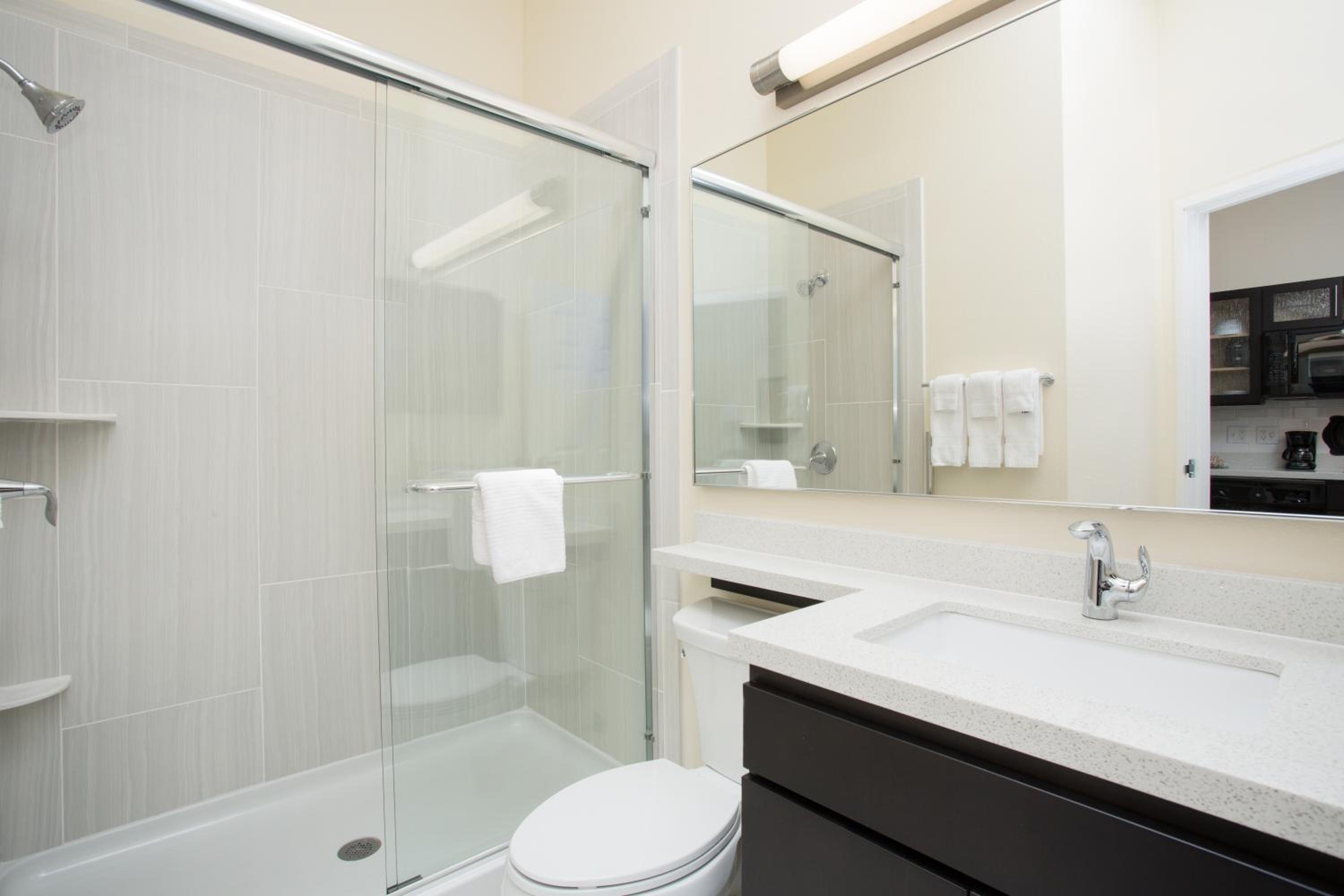 Queen Room - Communications/Mobility Accessible with Roll-In Shower photo 3