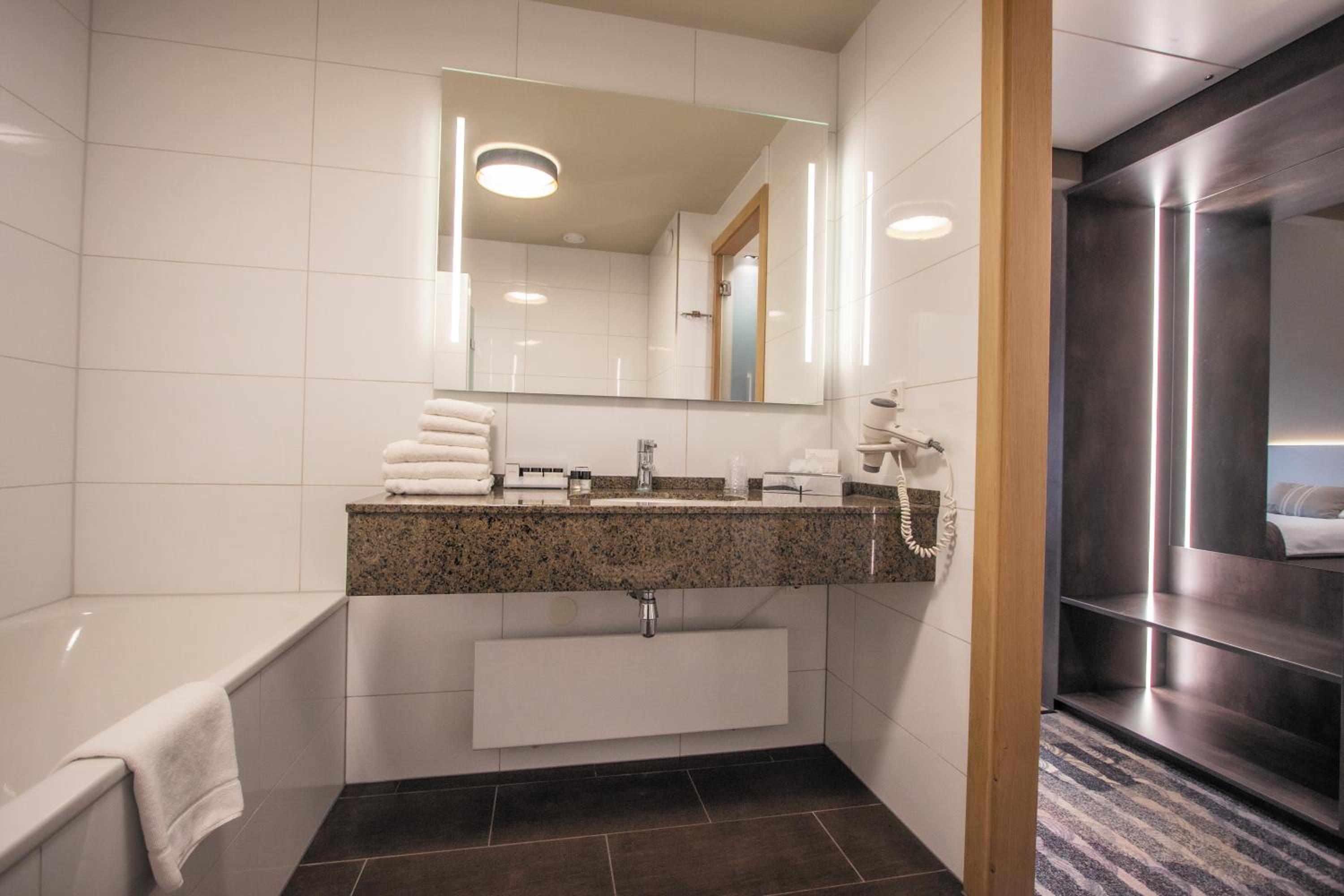 Triple Room with Three Single Beds - Non-Smoking - Photo 9