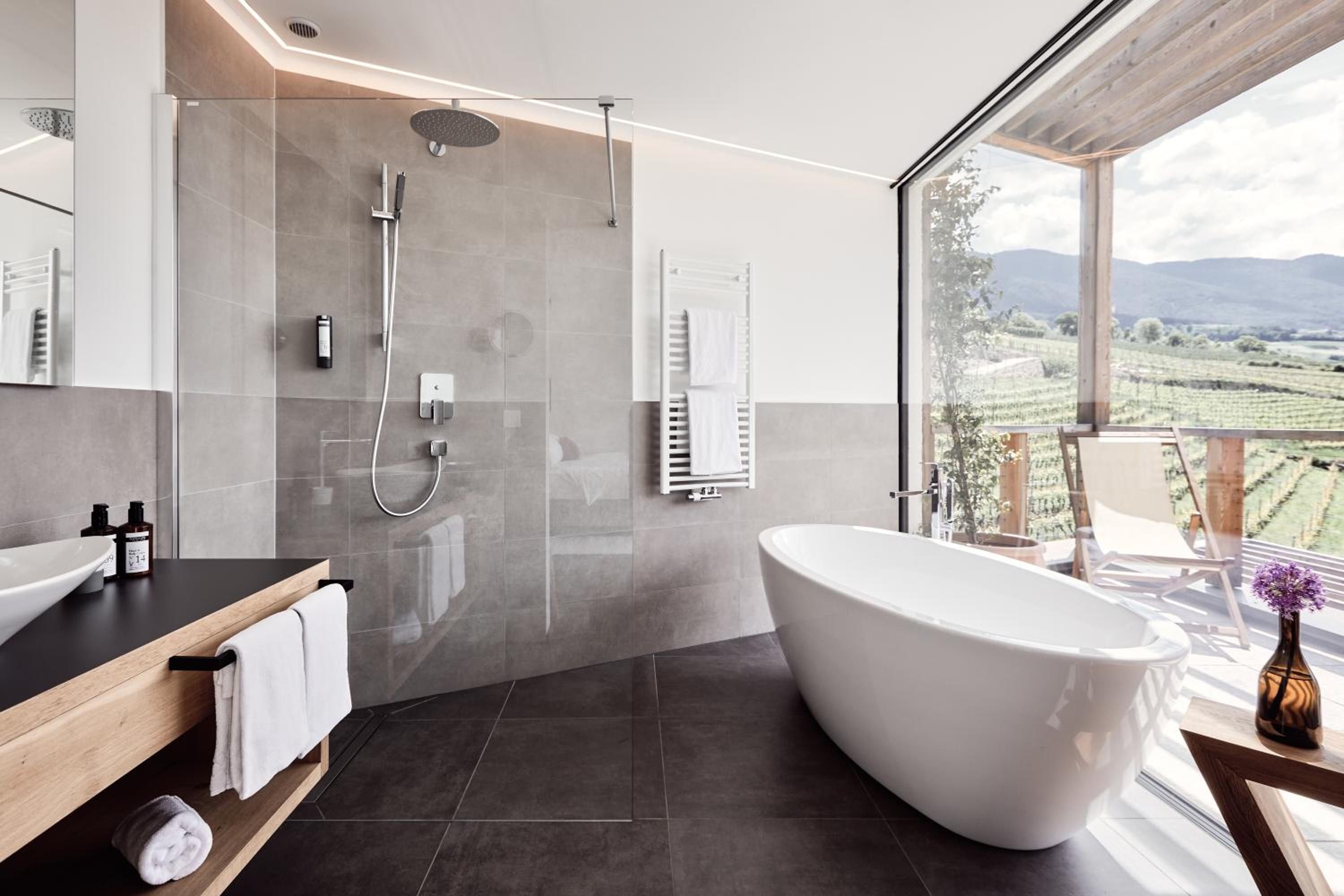 Suite with Bathtub - Photo 4