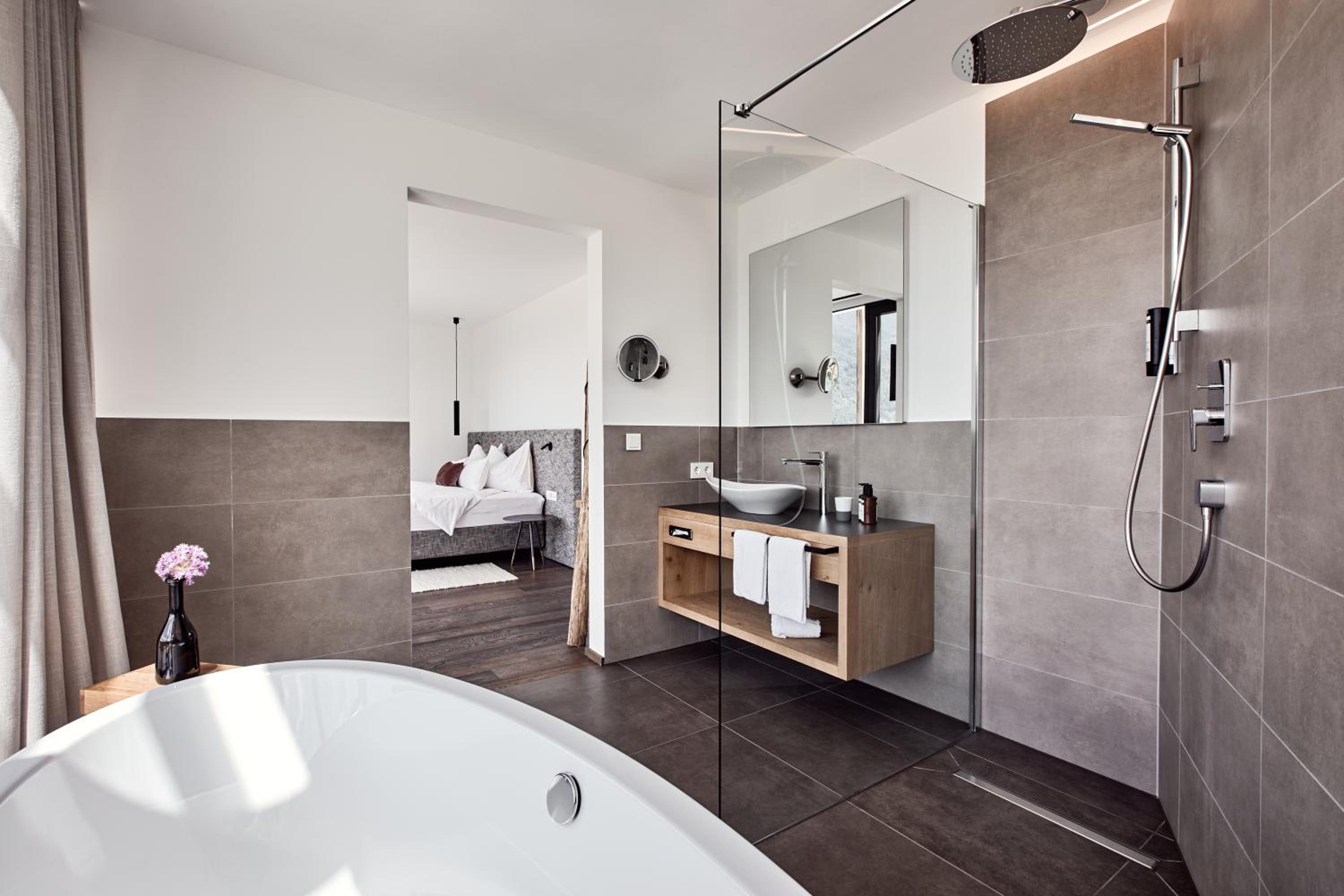 Suite with Bathtub - Photo 6