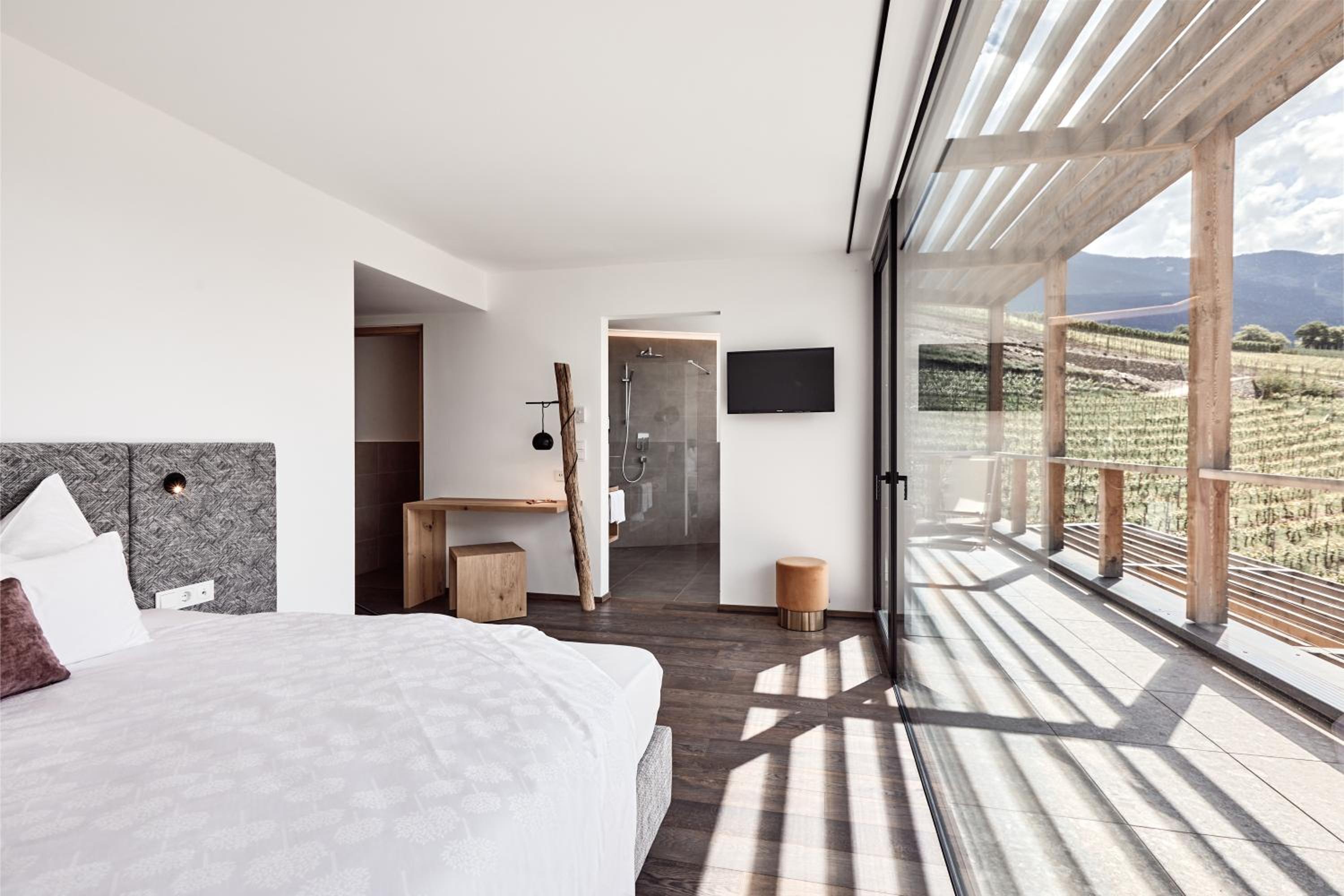 Suite with Bathtub - Photo 7