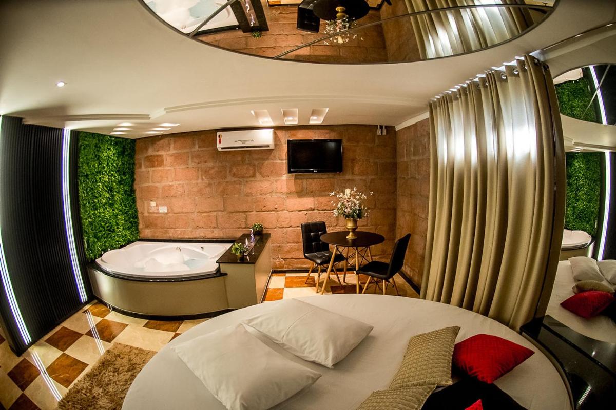 Deluxe Suite with Spa Bath photo 2