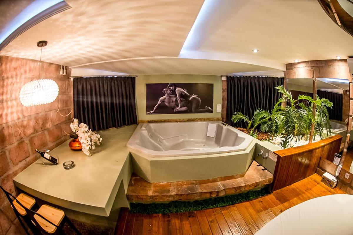 Queen Suite with Spa Bath photo 1
