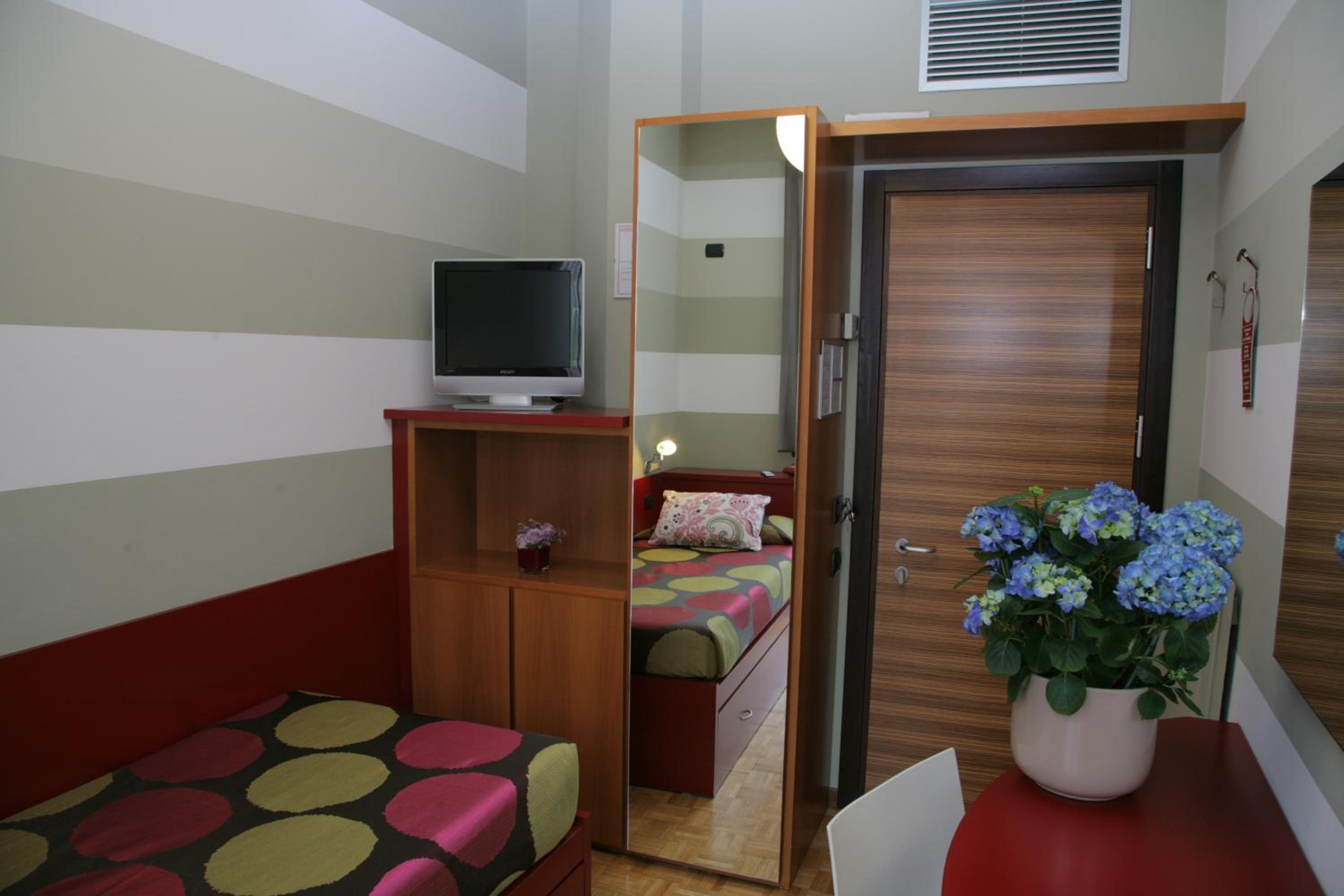 Single Room thumbnail 5