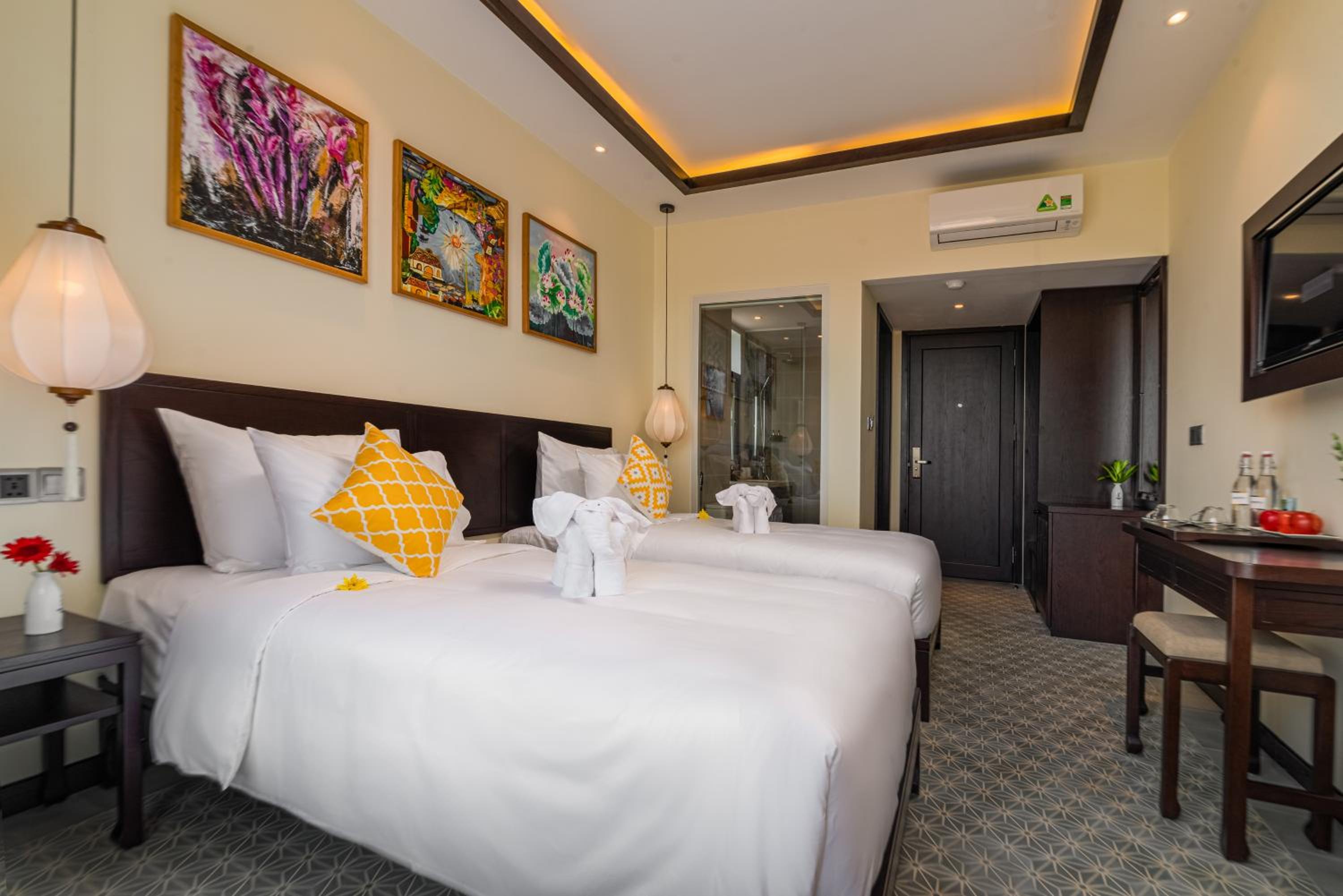 Deluxe Room With Balcony - Photo 7