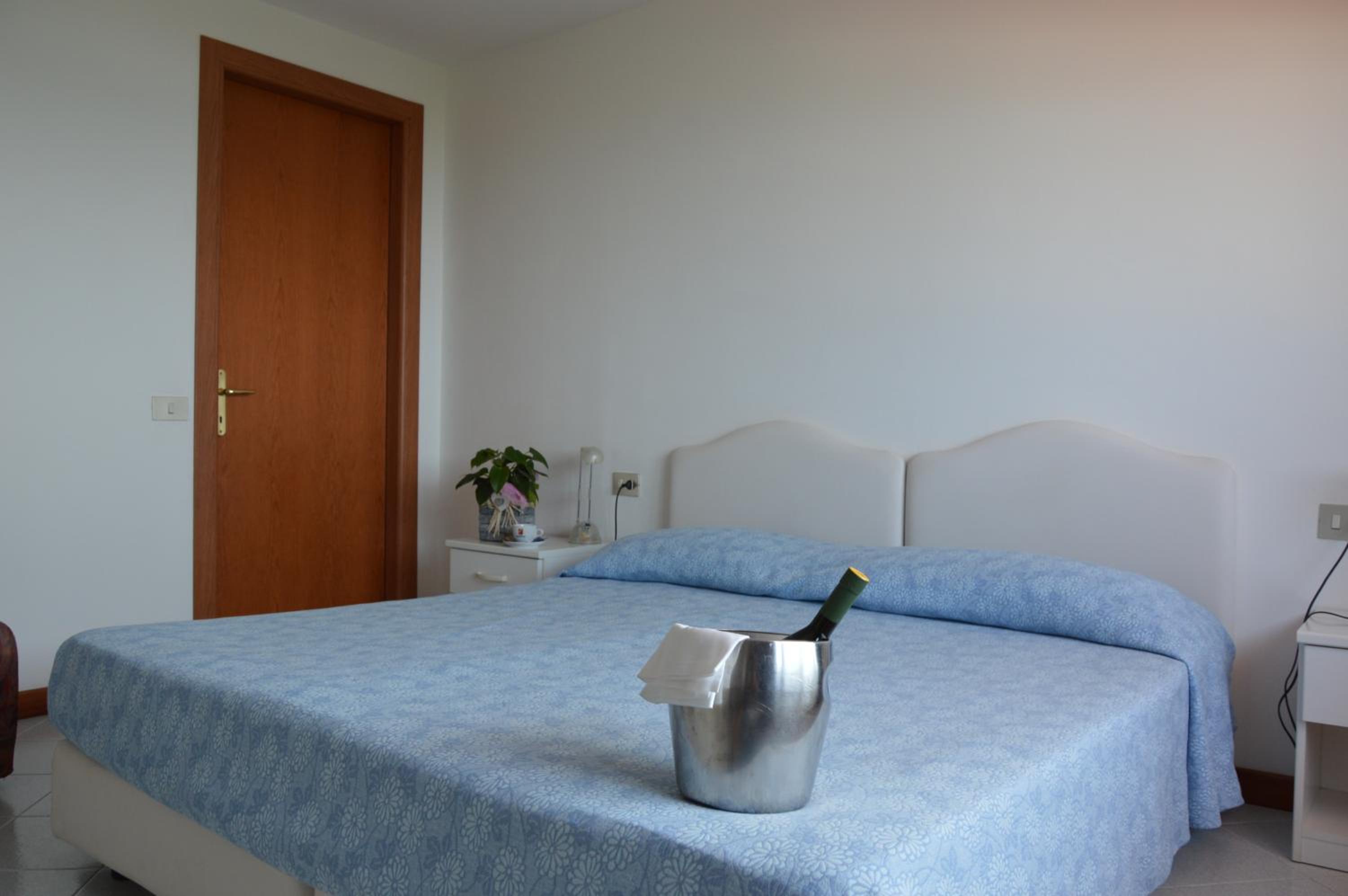 Double or Twin Room with Balcony - Photo 13
