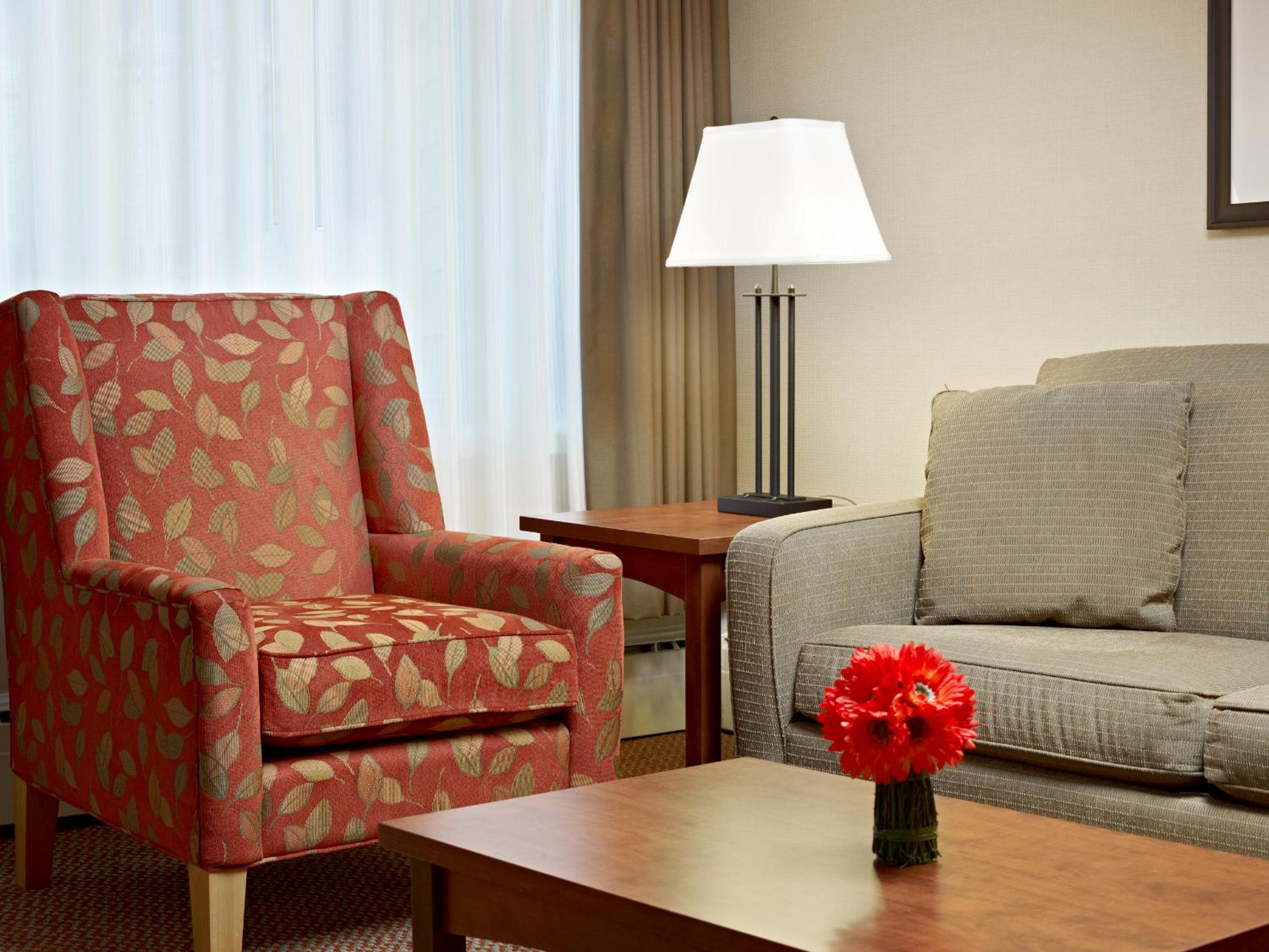 One-Bedroom Suite King with Sofabed - Photo 3