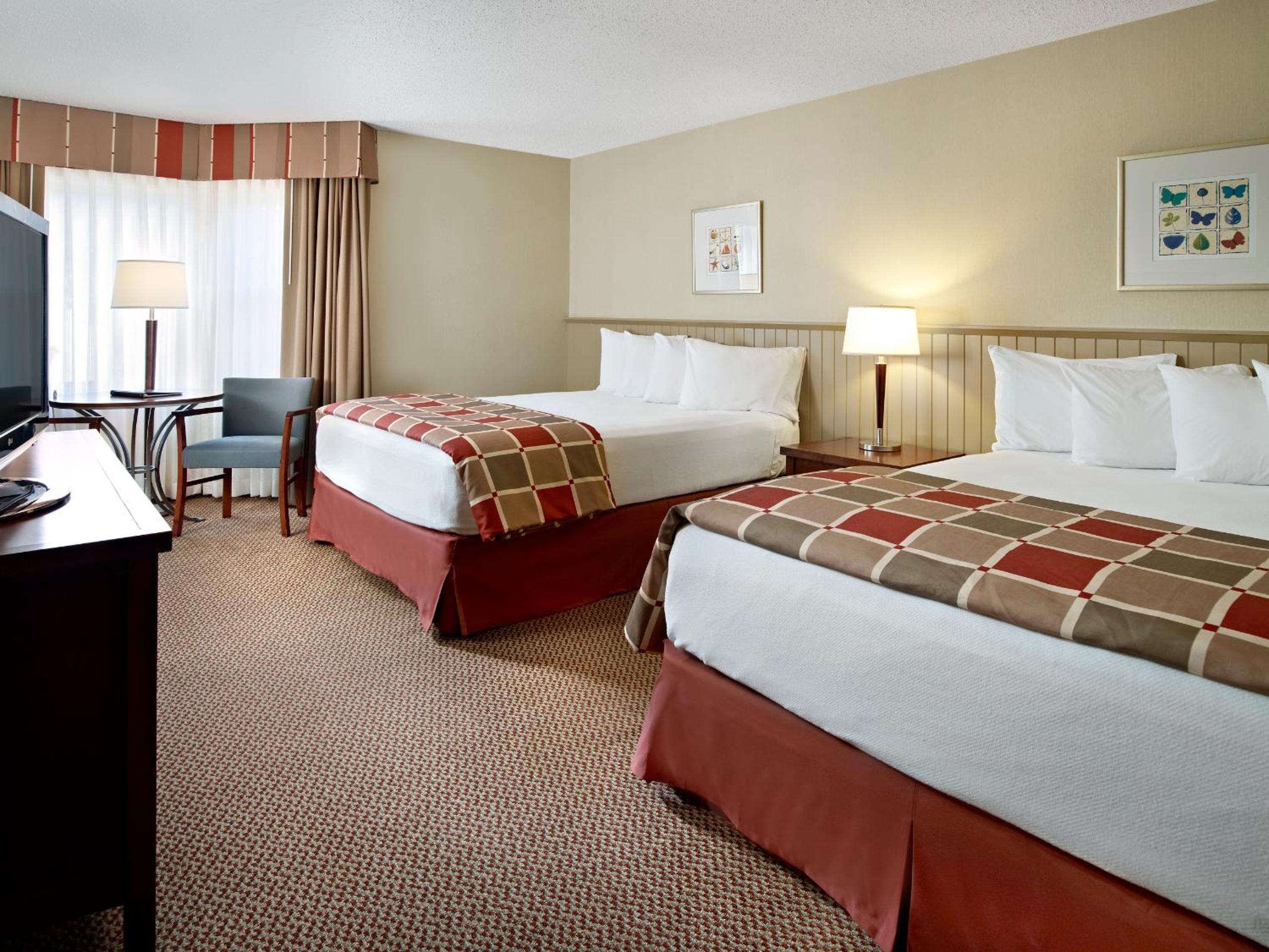 Standard Queen Room with Two Queen Beds - Photo 2